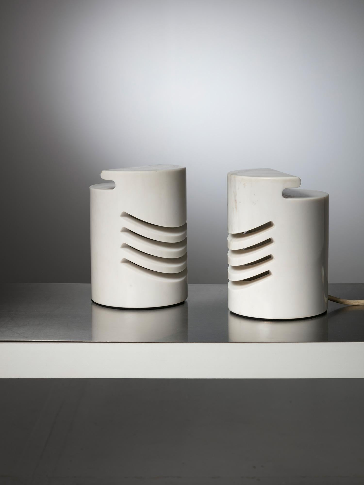Rare set of two Maris table lamps by Glauco e Roberto Gresleri for Sirrah.
Solid Carrara marble blocks carved to obtain a frontal grid and a hand grip to easily move the pieces.