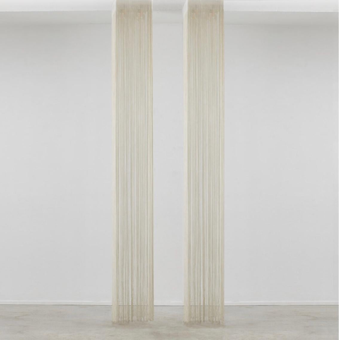 Mariyo Yagi est une sculptrice japonaise dont la pratique artistique repose sur le principe de la corde Nawa : l'énergie en spirale et les êtres humains en tant que corde métaphorique, torsadée et entortillée, plus forte ensemble. La corde tressée
