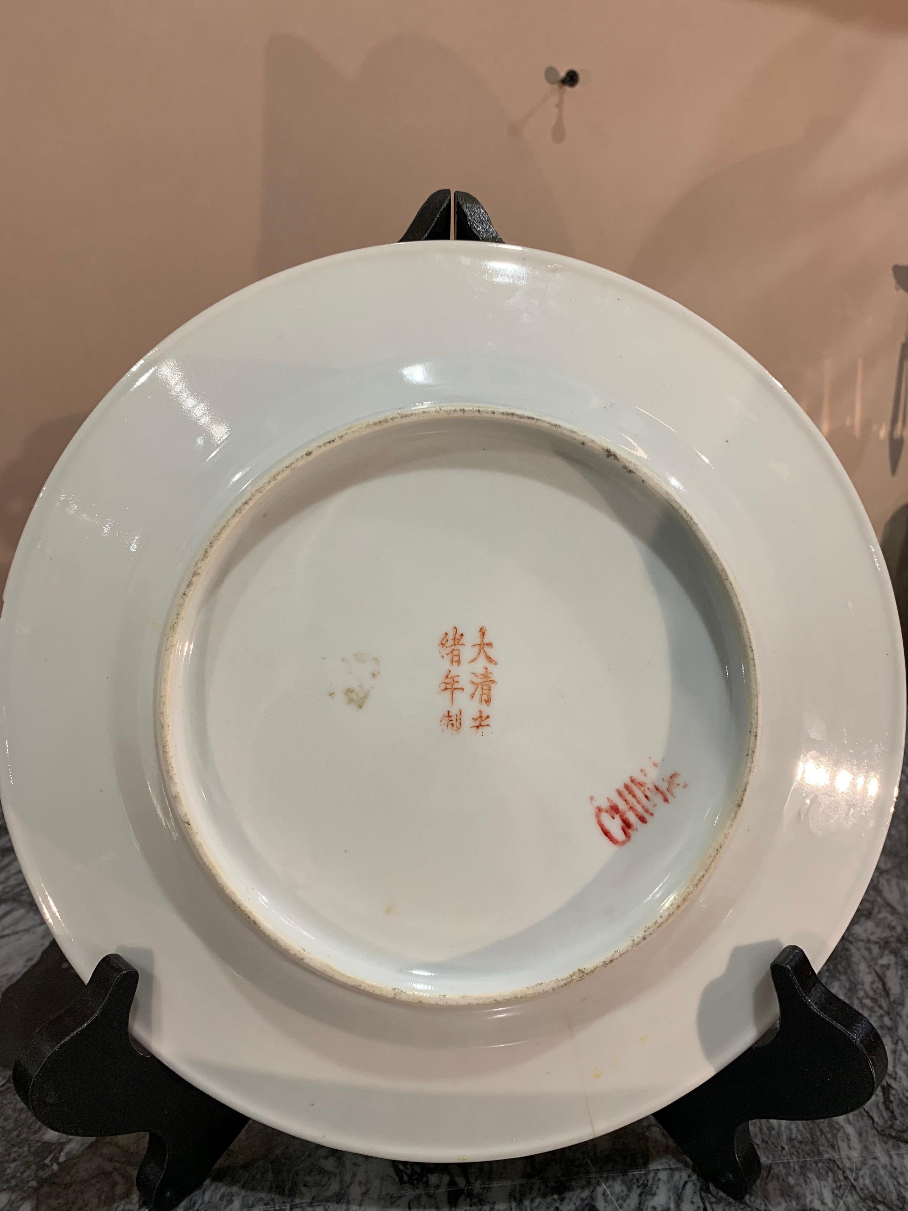 Porcelaine Paire d'assiettes chinoises marquées du début du XXe siècle en vente