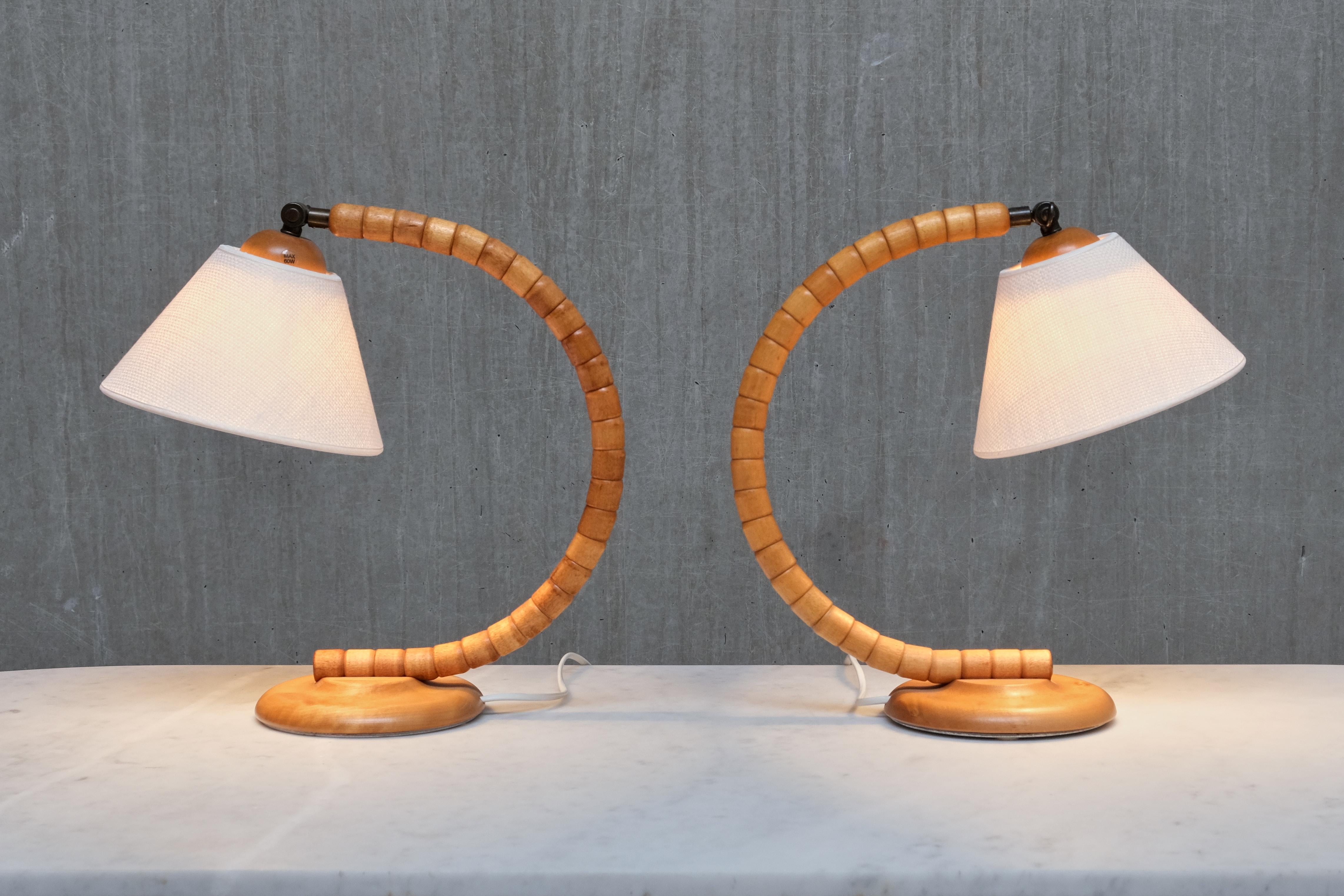 Paar Markslöjd skulpturale verstellbare Tischlampen aus Buche, Schweden, 1960er Jahre (Skandinavische Moderne) im Angebot