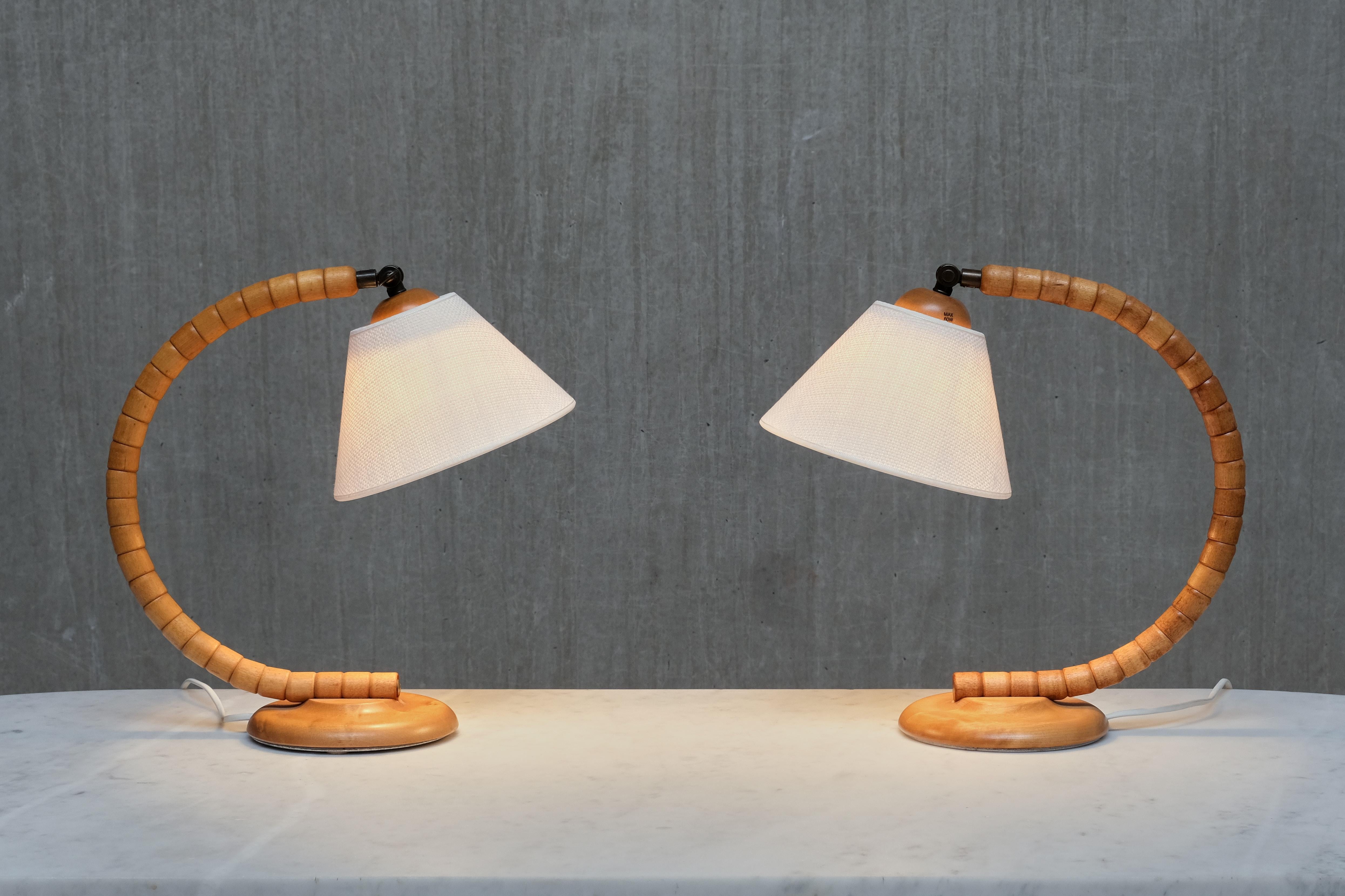 Paar Markslöjd skulpturale verstellbare Tischlampen aus Buche, Schweden, 1960er Jahre (Mitte des 20. Jahrhunderts) im Angebot