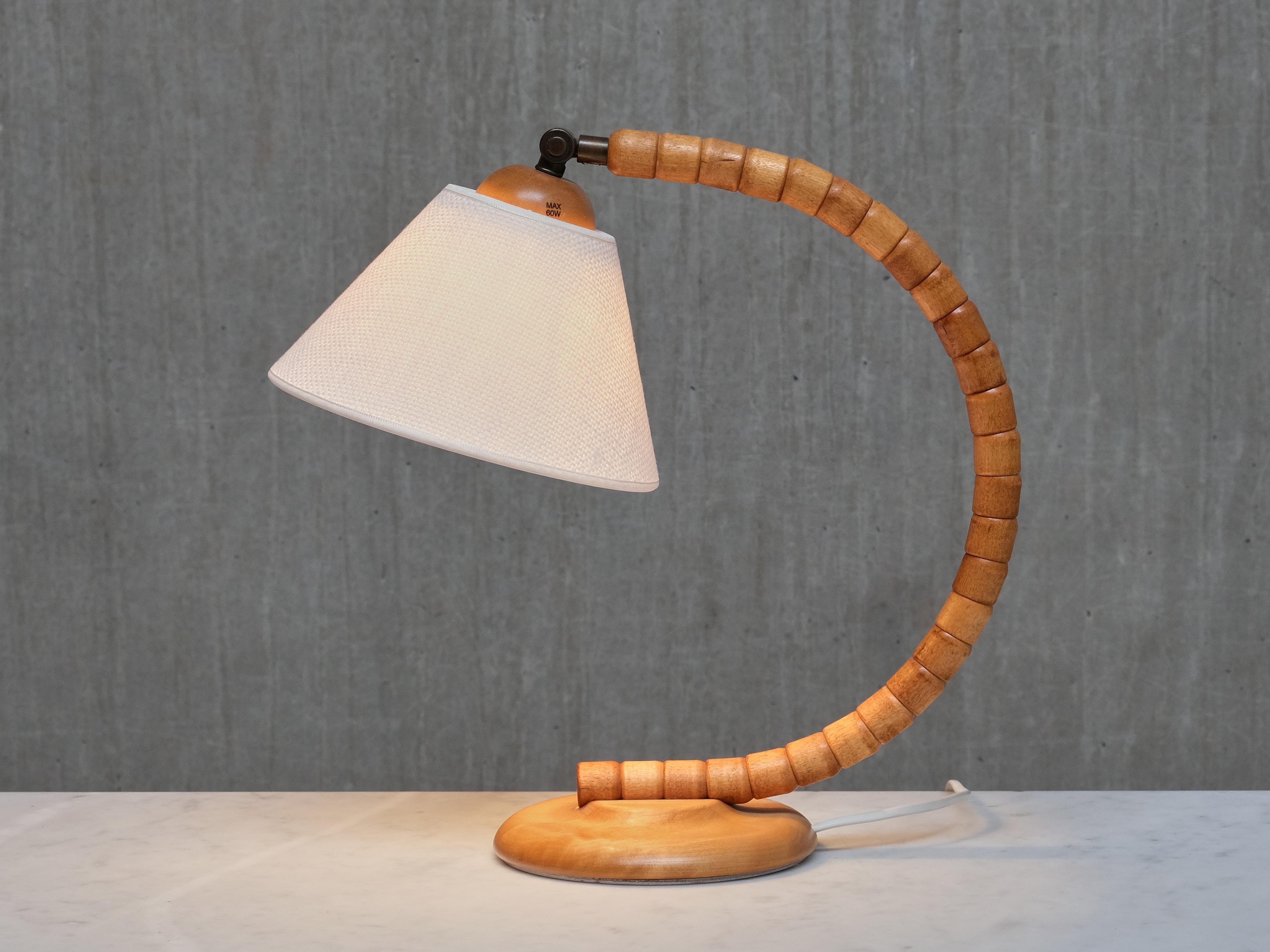 Paar Markslöjd skulpturale verstellbare Tischlampen aus Buche, Schweden, 1960er Jahre (Messing) im Angebot