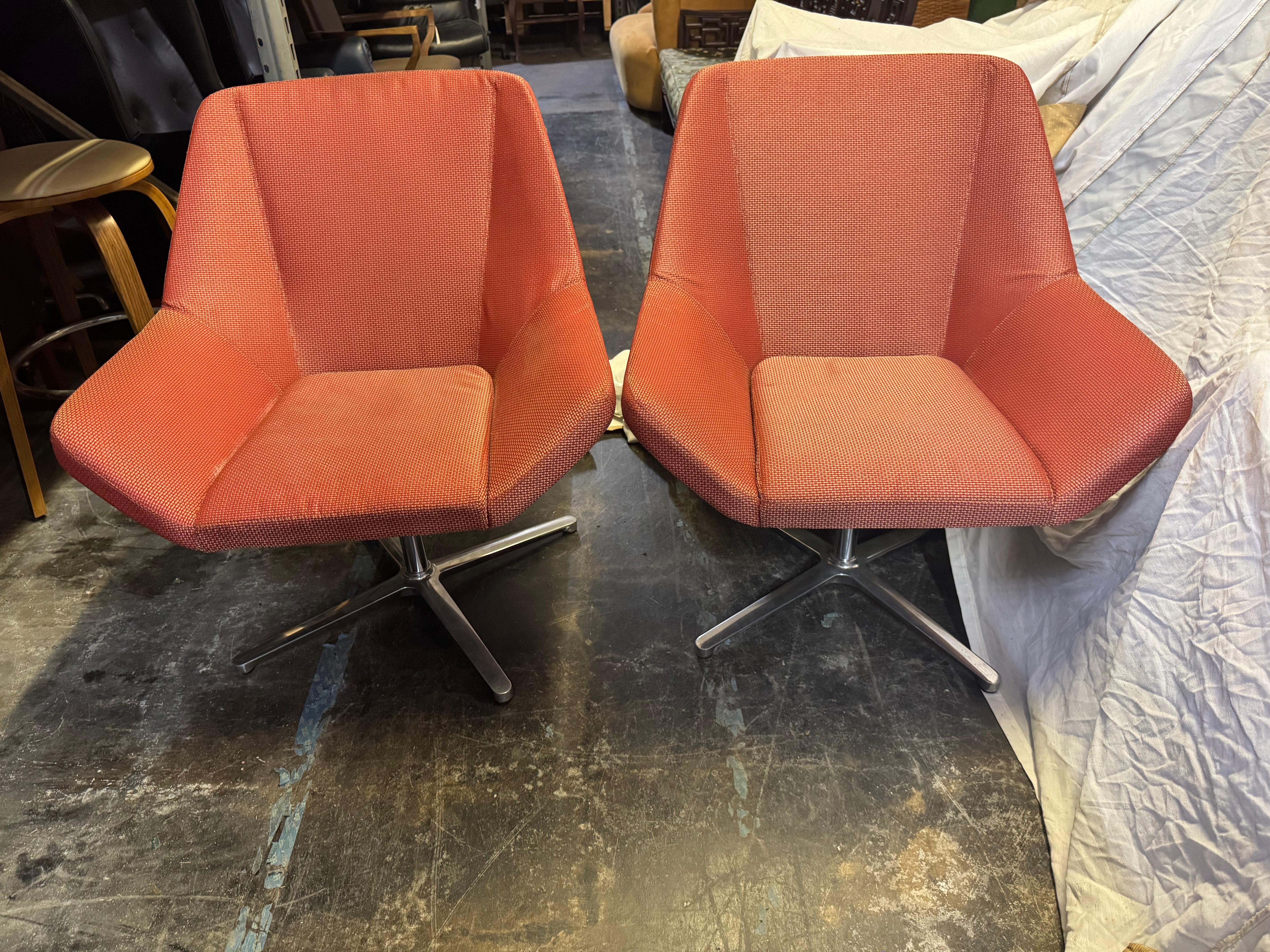 Diese Stühle sind von Keilhauer hergestellt. Die Stühle sind schön gepolstert und drehbar auf einem 4-Stern-Fuß. Wir haben eine Auswahl an Farben.

Die Stühle werden pro Paar (2) berechnet.