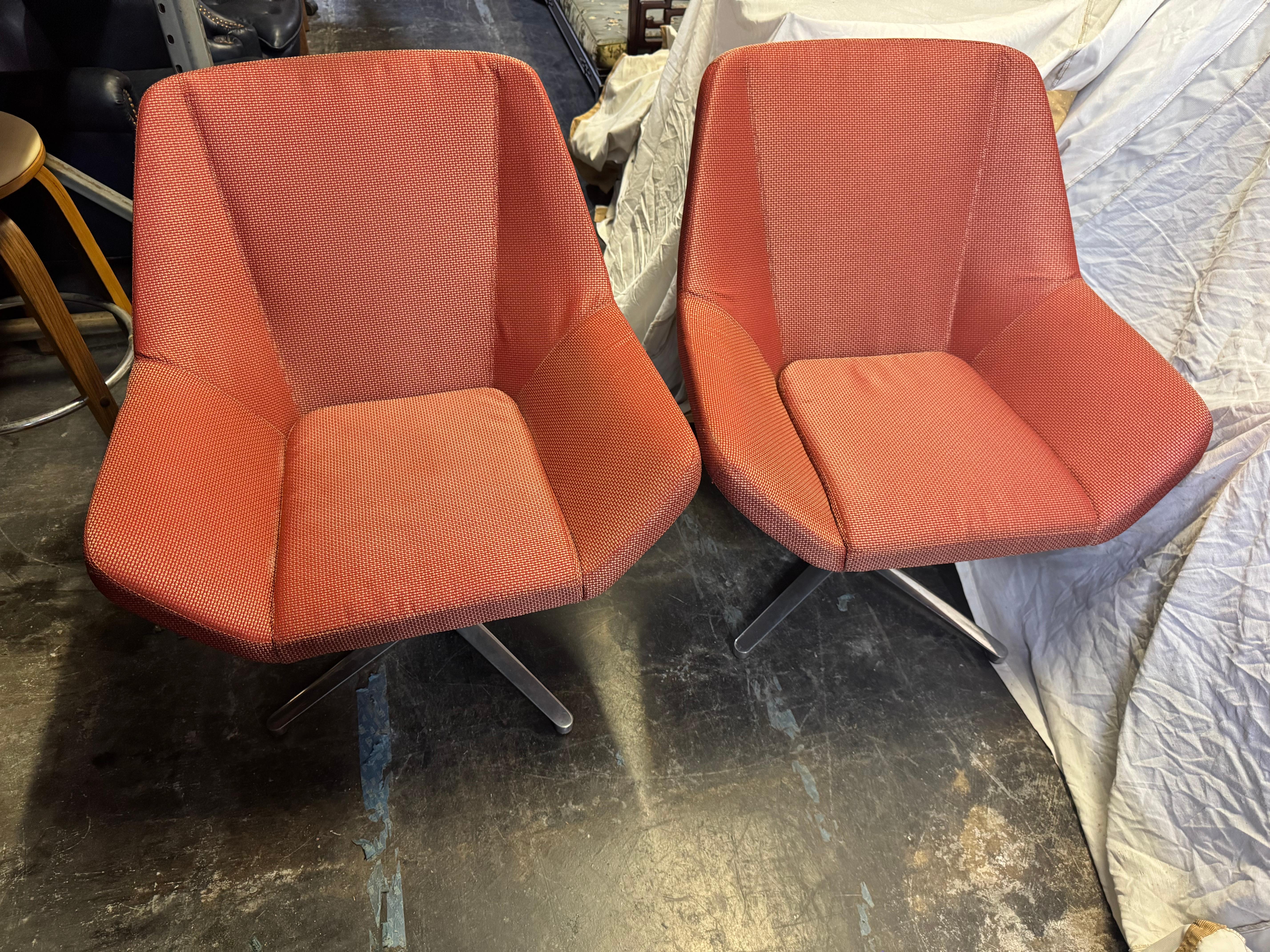Paar kastanienbraune Keilhauer Swivel Lounge Chairs (Moderne) im Angebot