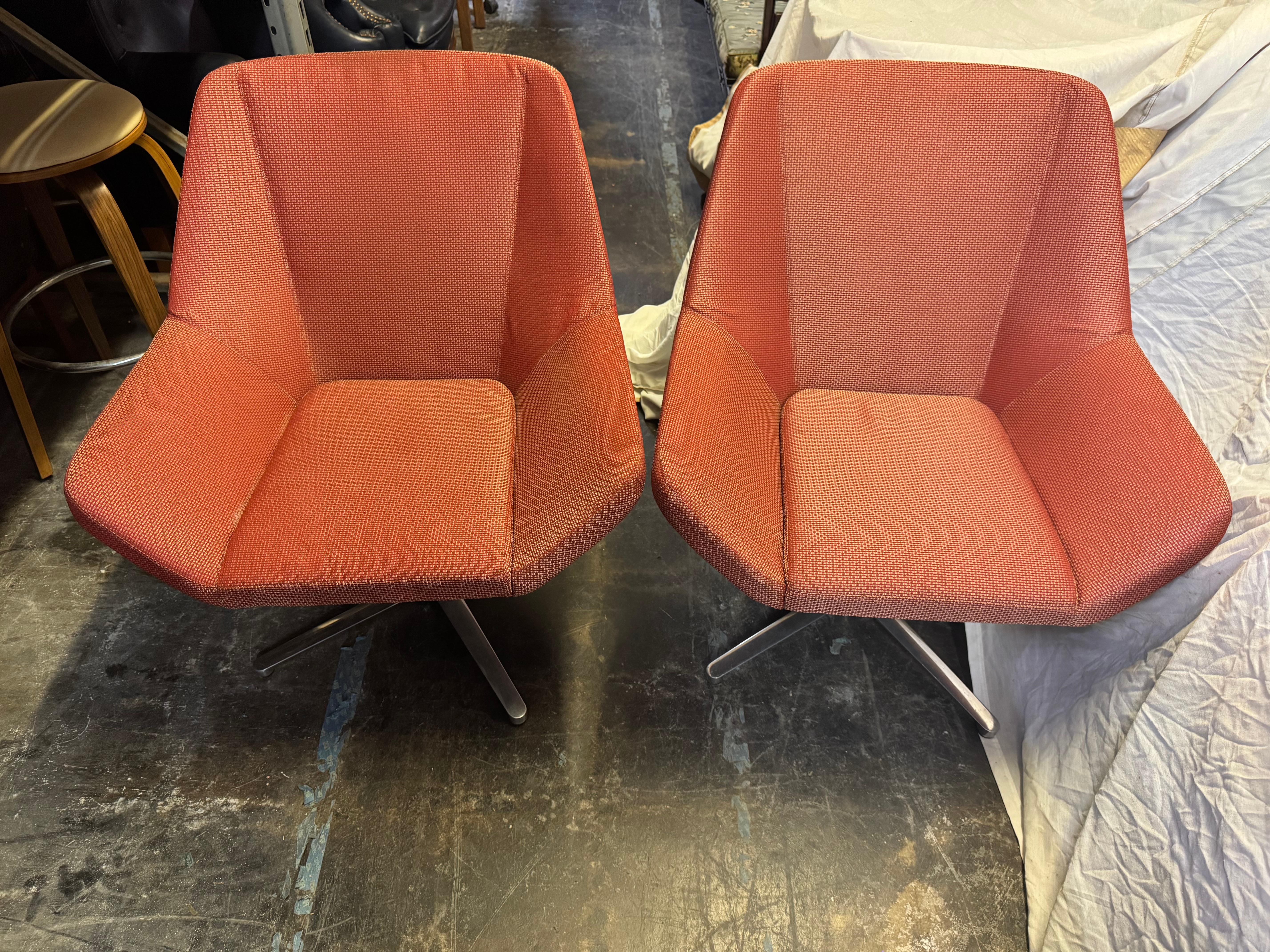 Paar kastanienbraune Keilhauer Swivel Lounge Chairs (Kanadisch) im Angebot