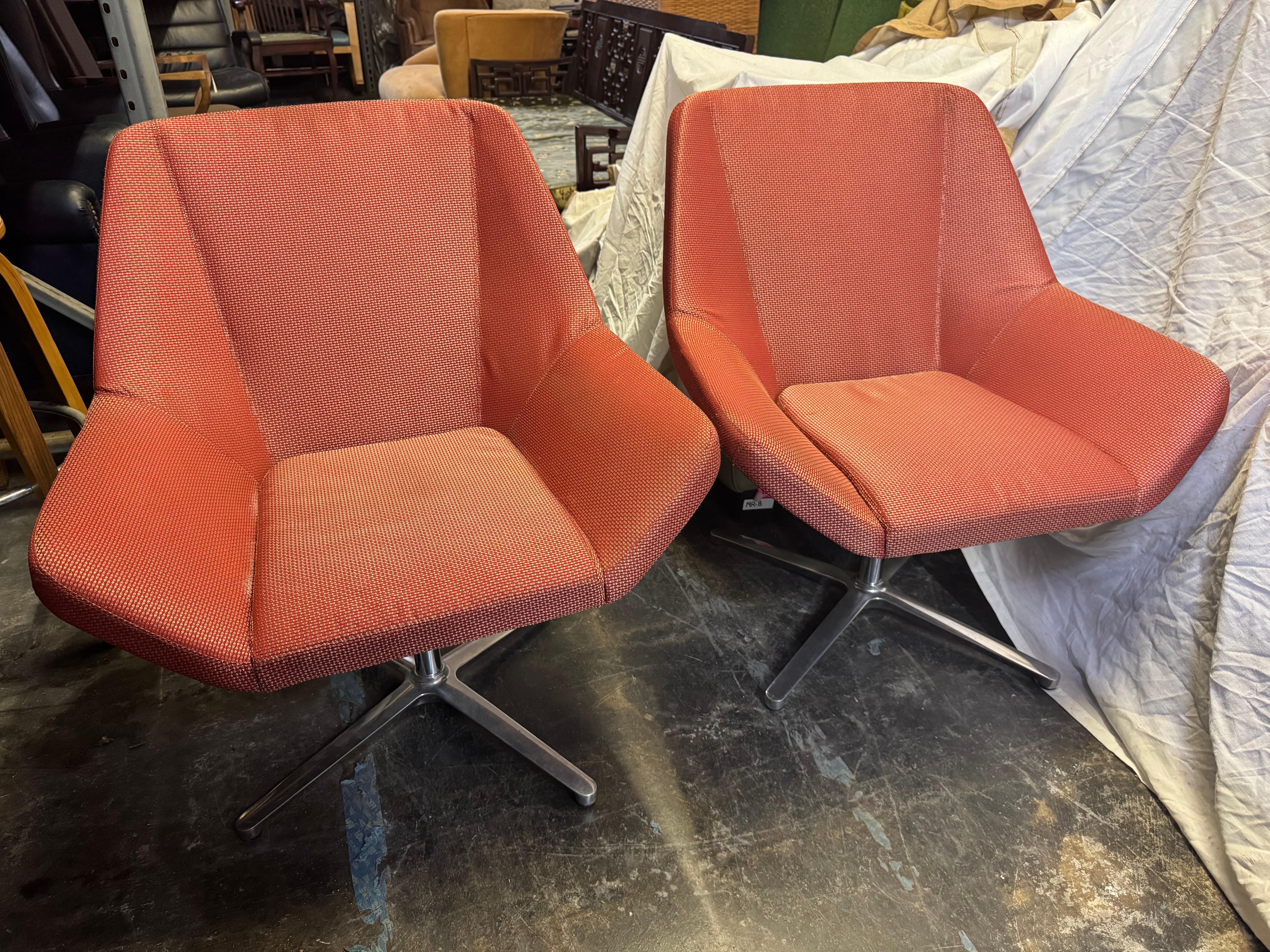 Paar kastanienbraune Keilhauer Swivel Lounge Chairs im Zustand „Gut“ im Angebot in Pasadena, TX