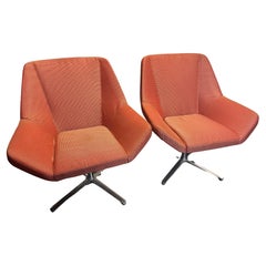 Paar kastanienbraune Keilhauer Swivel Lounge Chairs