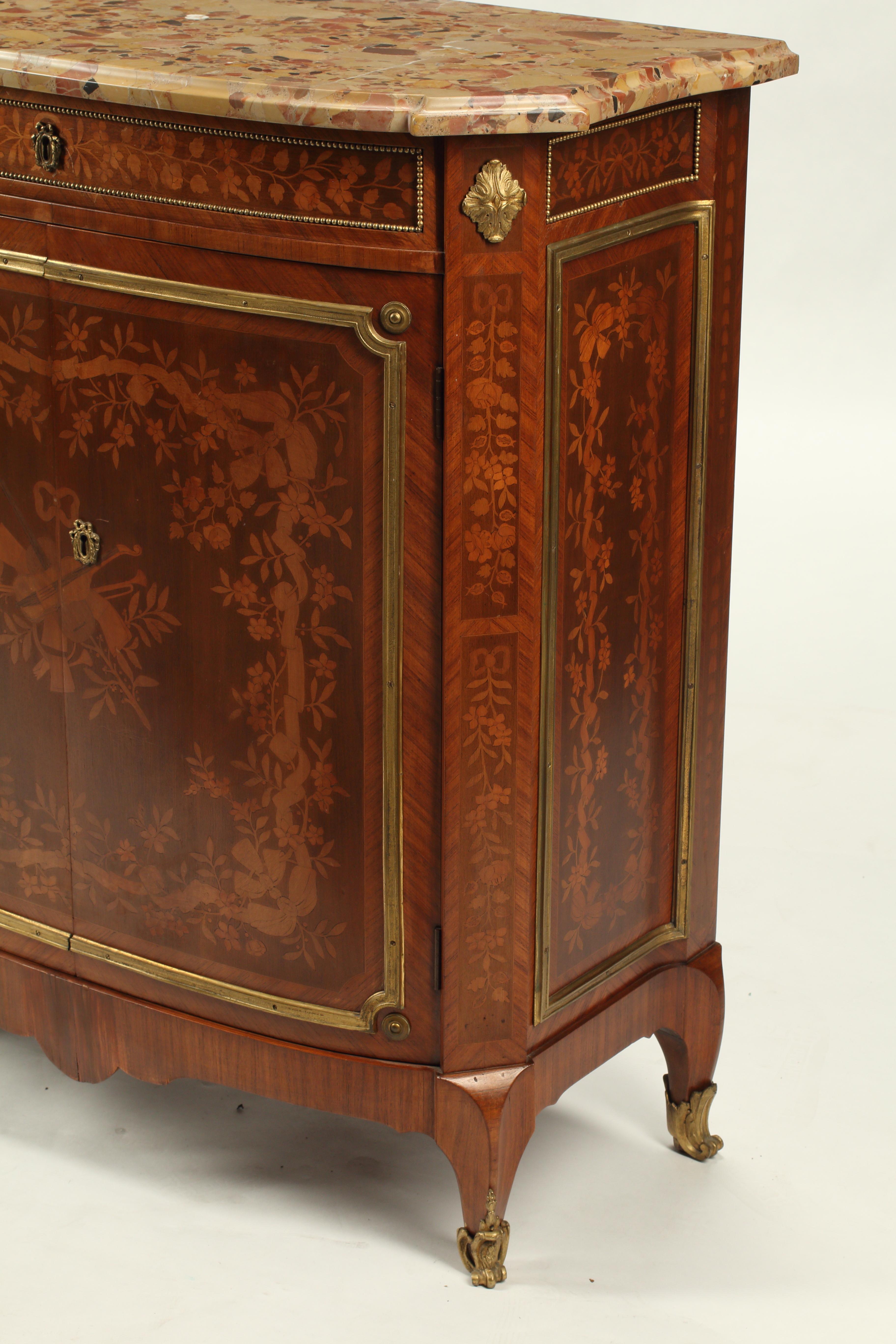 Questi armadi a due ante di stile transitorio, splendidamente realizzati, sono un'ottima aggiunta a qualsiasi ambiente interno. L'elegante intarsio a motivi fogliati è presente ovunque e rappresenta uno squisito esempio di questa tecnica. La coppia