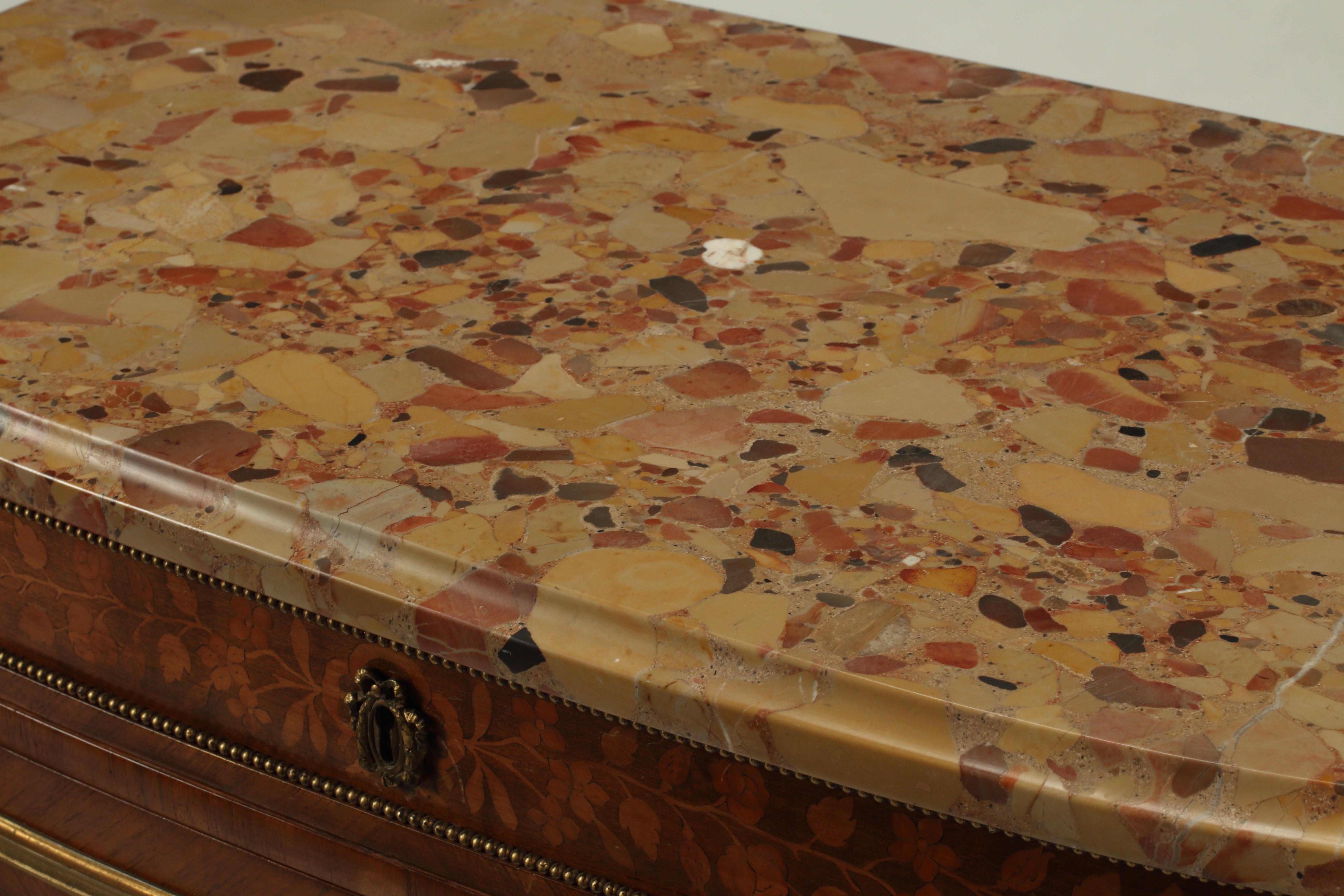 Marqueterie Coppia di armadi francesi in intarsio con montature in bronzo ormolato, fine XIX secolo in vendita