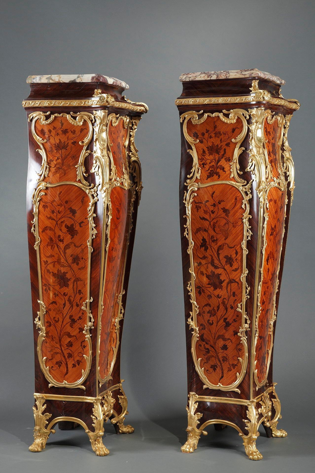 Français Paire de piédestaux de marqueterie attribués à la Maison Millet, France, vers 1890 en vente