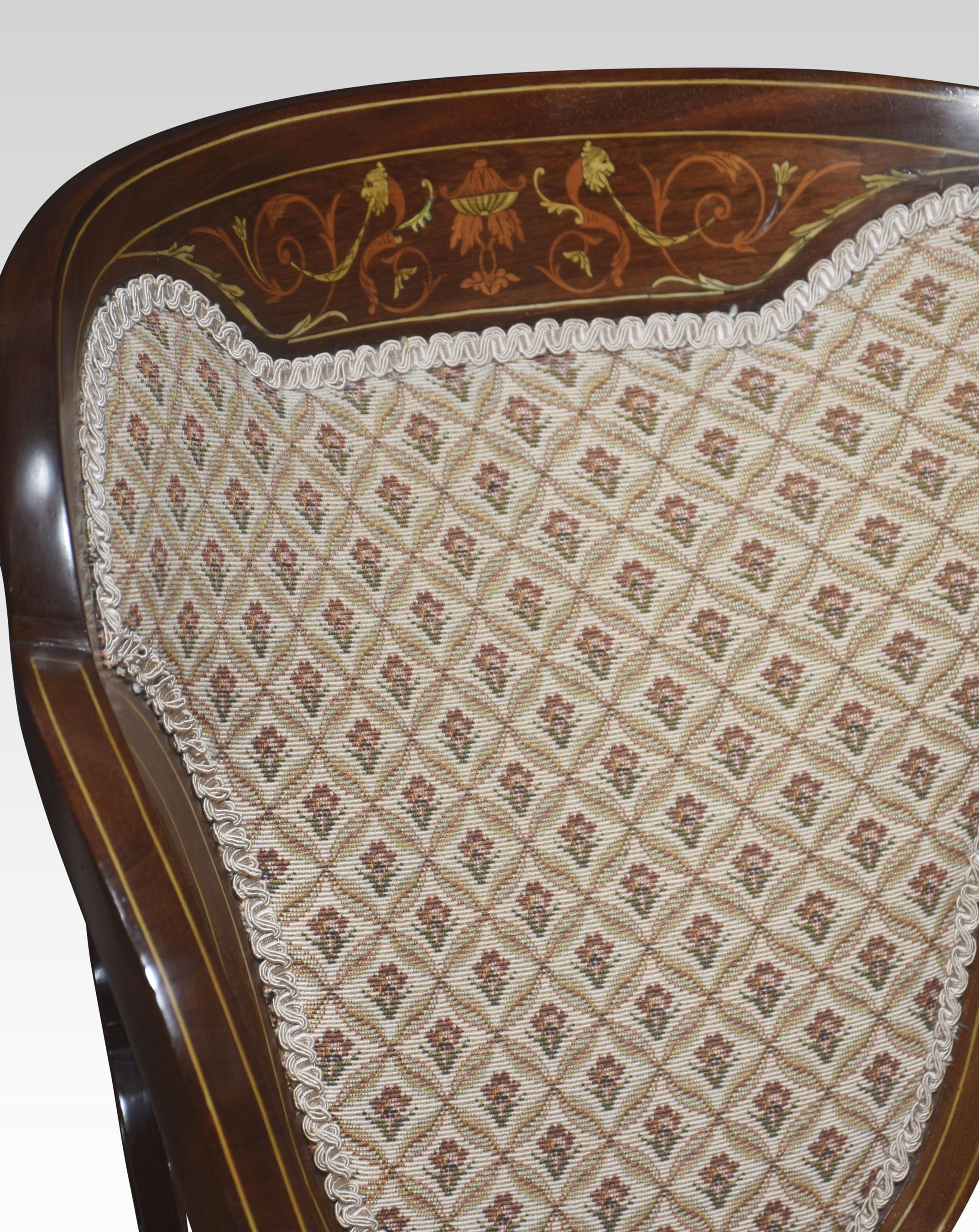 Paar Sessel aus Mahagoni mit Intarsien. Geformte Rückenlehne mit feiner Intarsienarbeit über der zentralen gepolsterten Rückenlehne, flankiert von durchbrochenen Laubsägearbeiten, mit offenen Armlehnen und einem gepolsterten Sitz. Gestützt auf