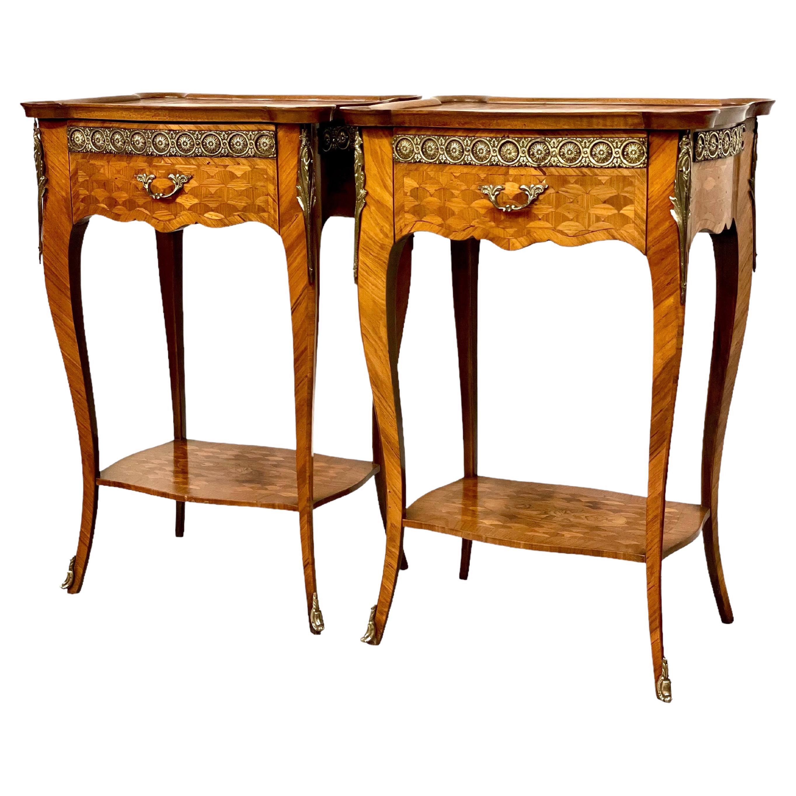 Paire de tables d'appoint anciennes marquetées en vente