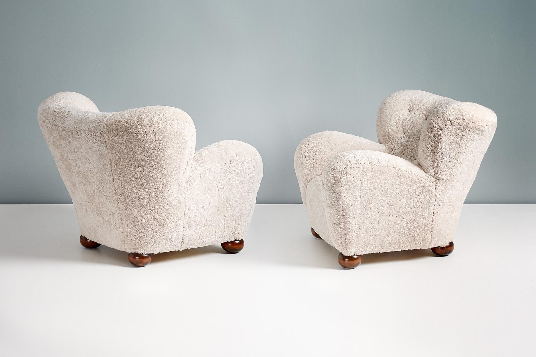 Scandinave moderne Paire de chaises à oreilles en peau de mouton des années 1930 pour l'hôtel Aulanko