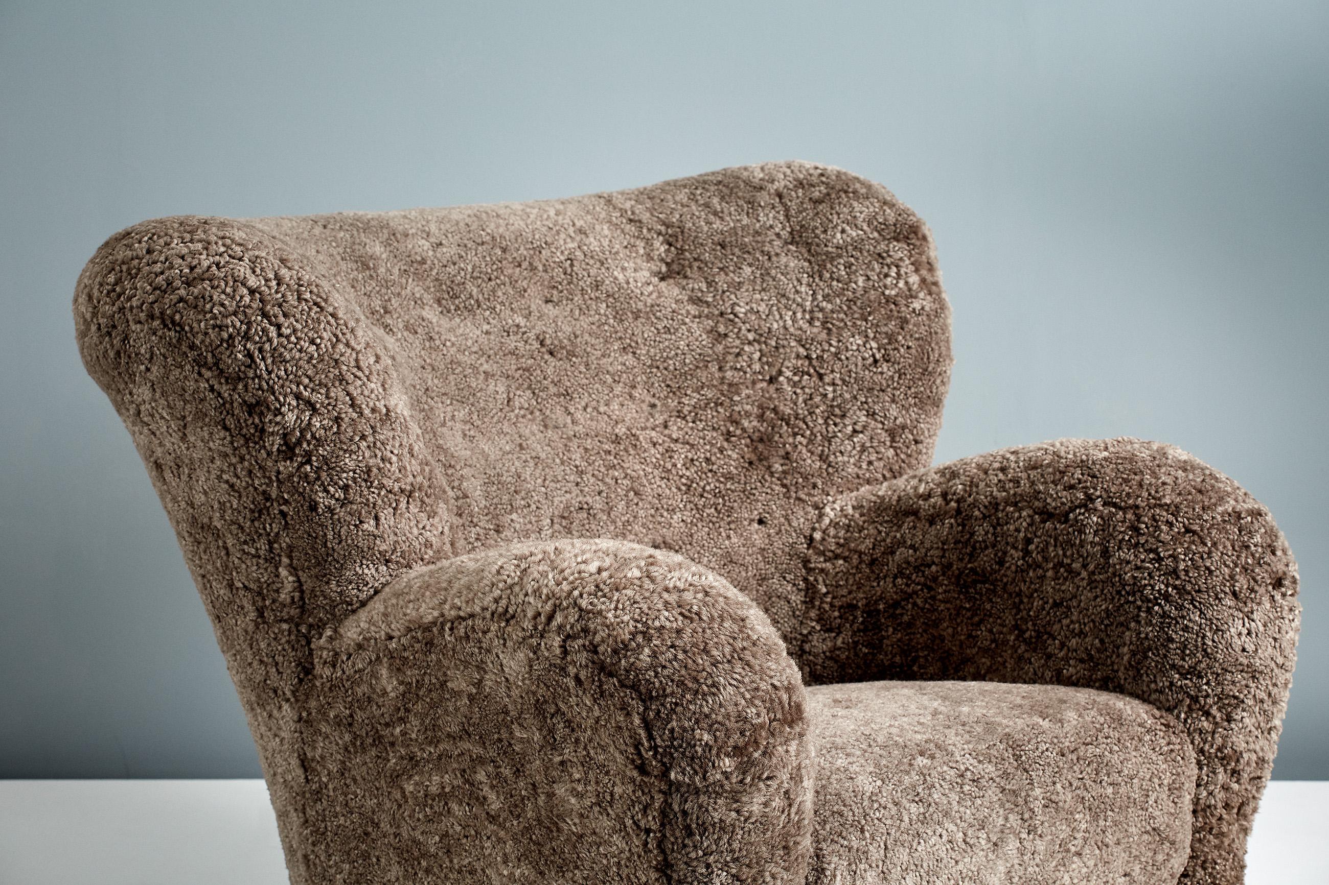 Paire de chaises à oreilles en peau de mouton des années 1930 pour l'hôtel Aulanko Excellent état - En vente à London, GB