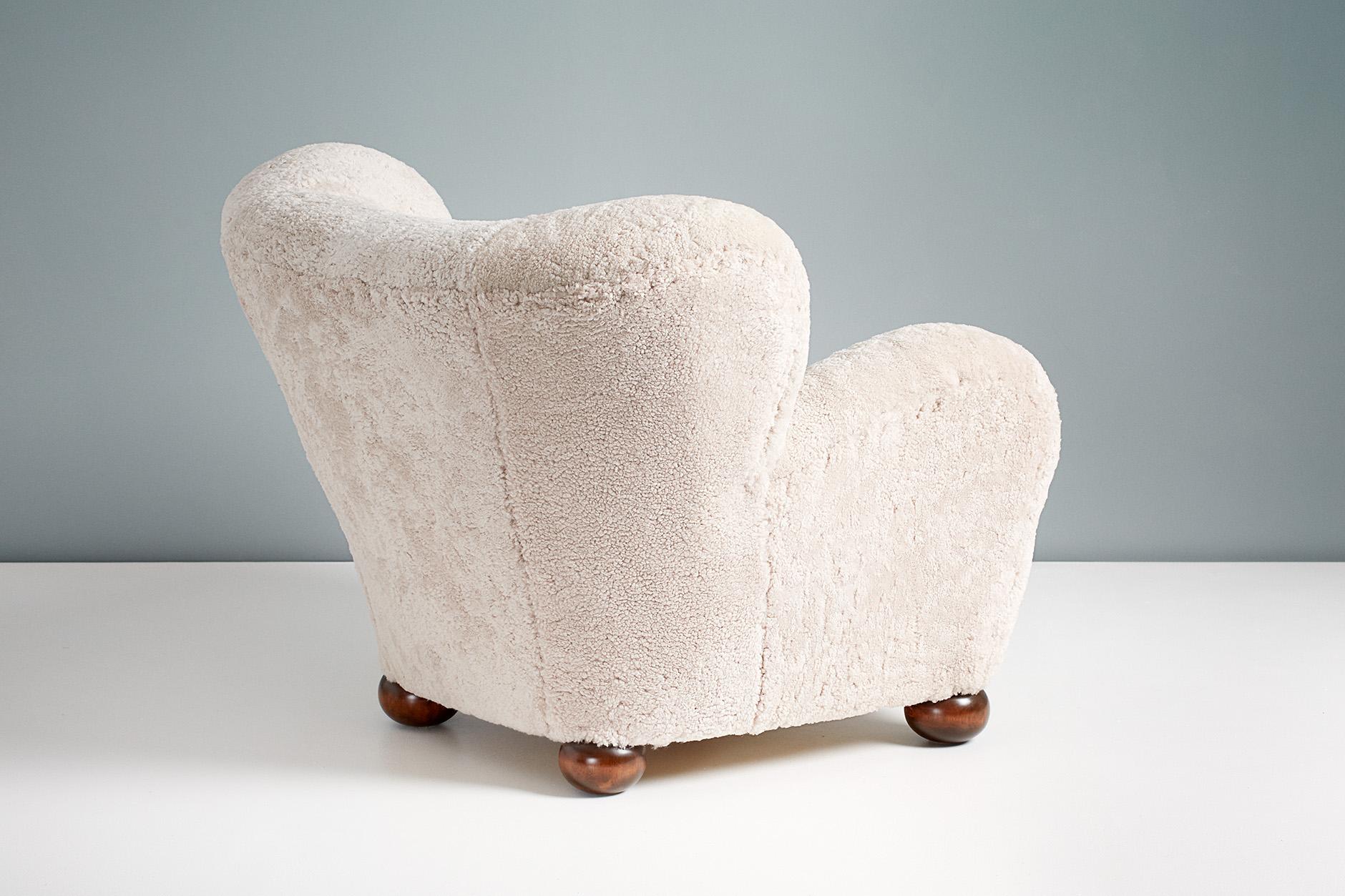 Milieu du XXe siècle Paire de chaises à oreilles en peau de mouton des années 1930 pour l'hôtel Aulanko