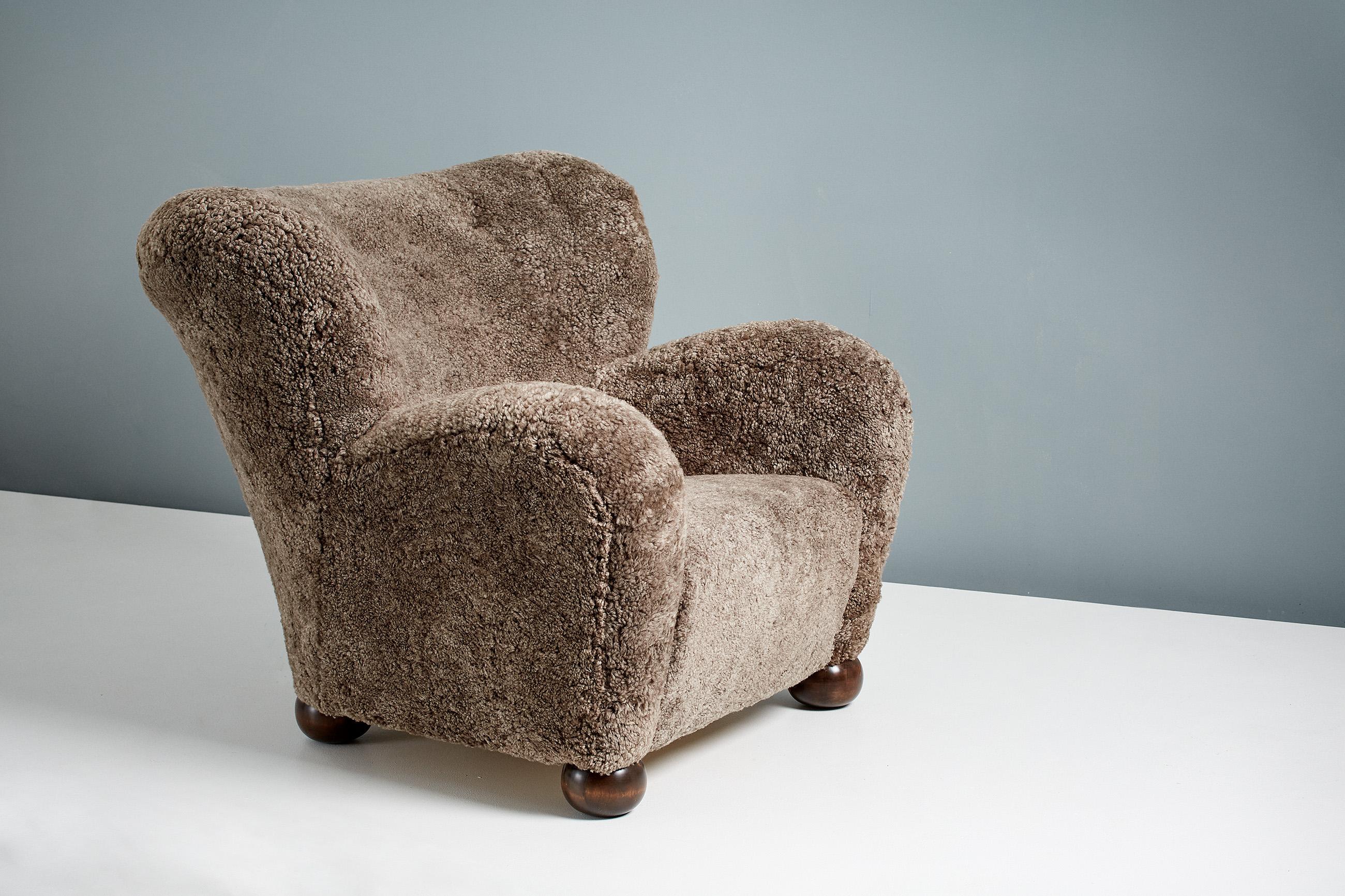 Milieu du XXe siècle Paire de chaises à oreilles en peau de mouton des années 1930 pour l'hôtel Aulanko en vente