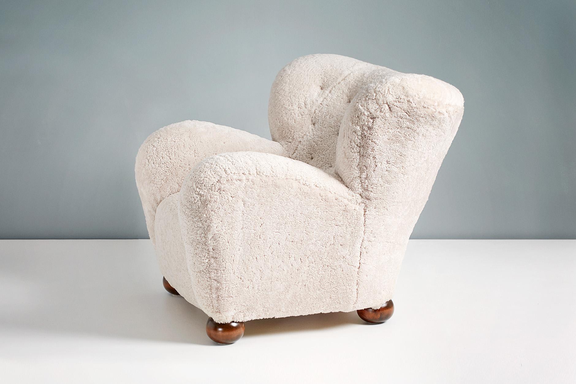 Cuir de mouton Paire de chaises à oreilles en peau de mouton des années 1930 pour l'hôtel Aulanko