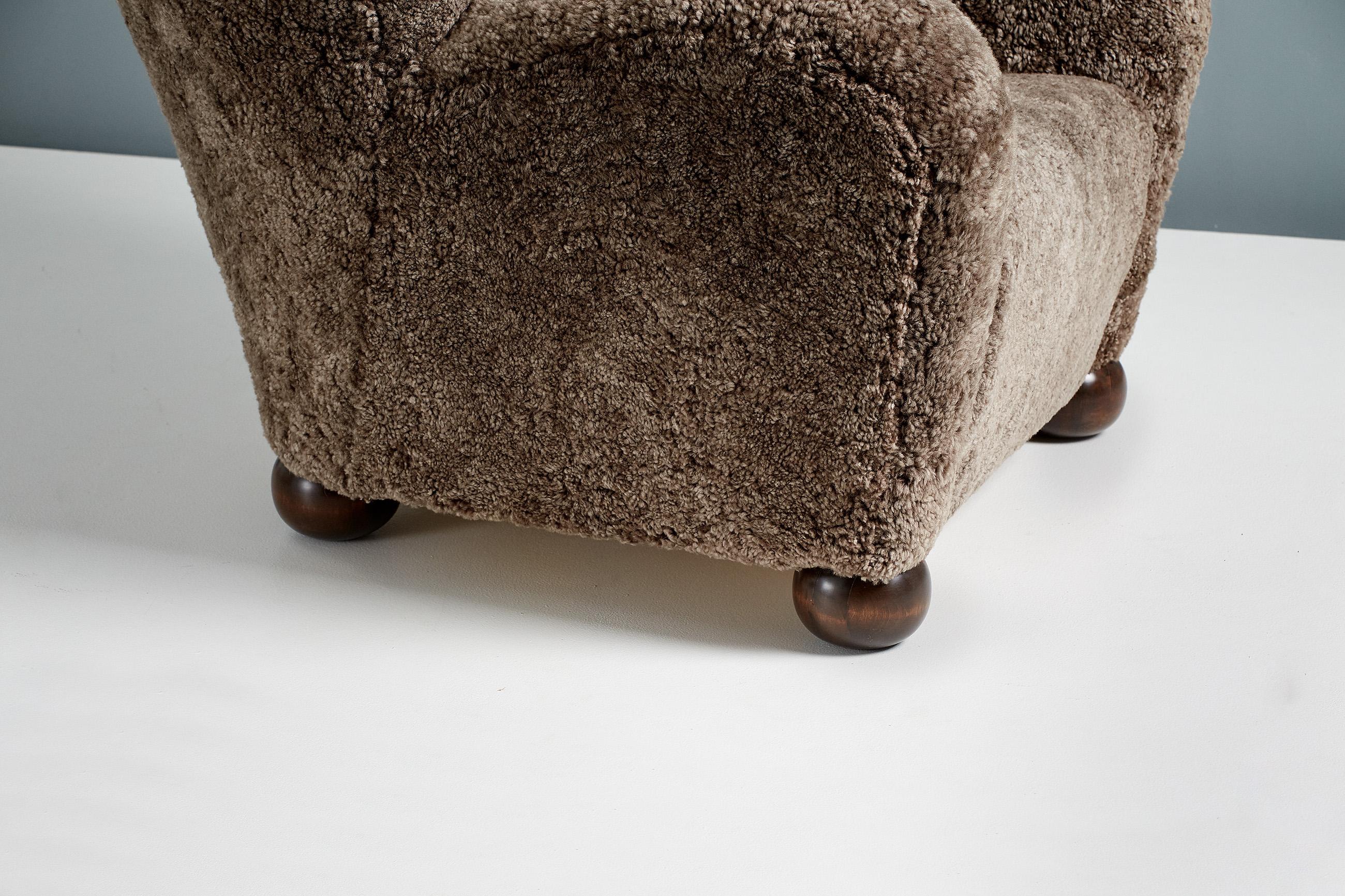 Cuir de mouton Paire de chaises à oreilles en peau de mouton des années 1930 pour l'hôtel Aulanko en vente