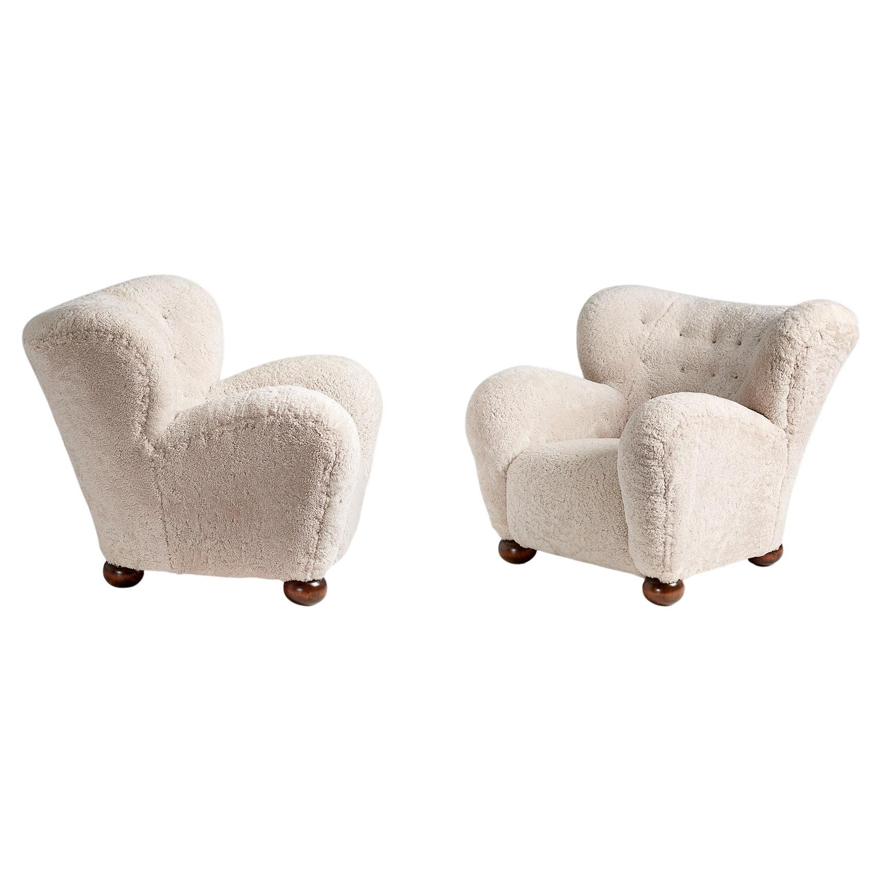 Paire de chaises à oreilles en peau de mouton des années 1930 pour l'hôtel Aulanko