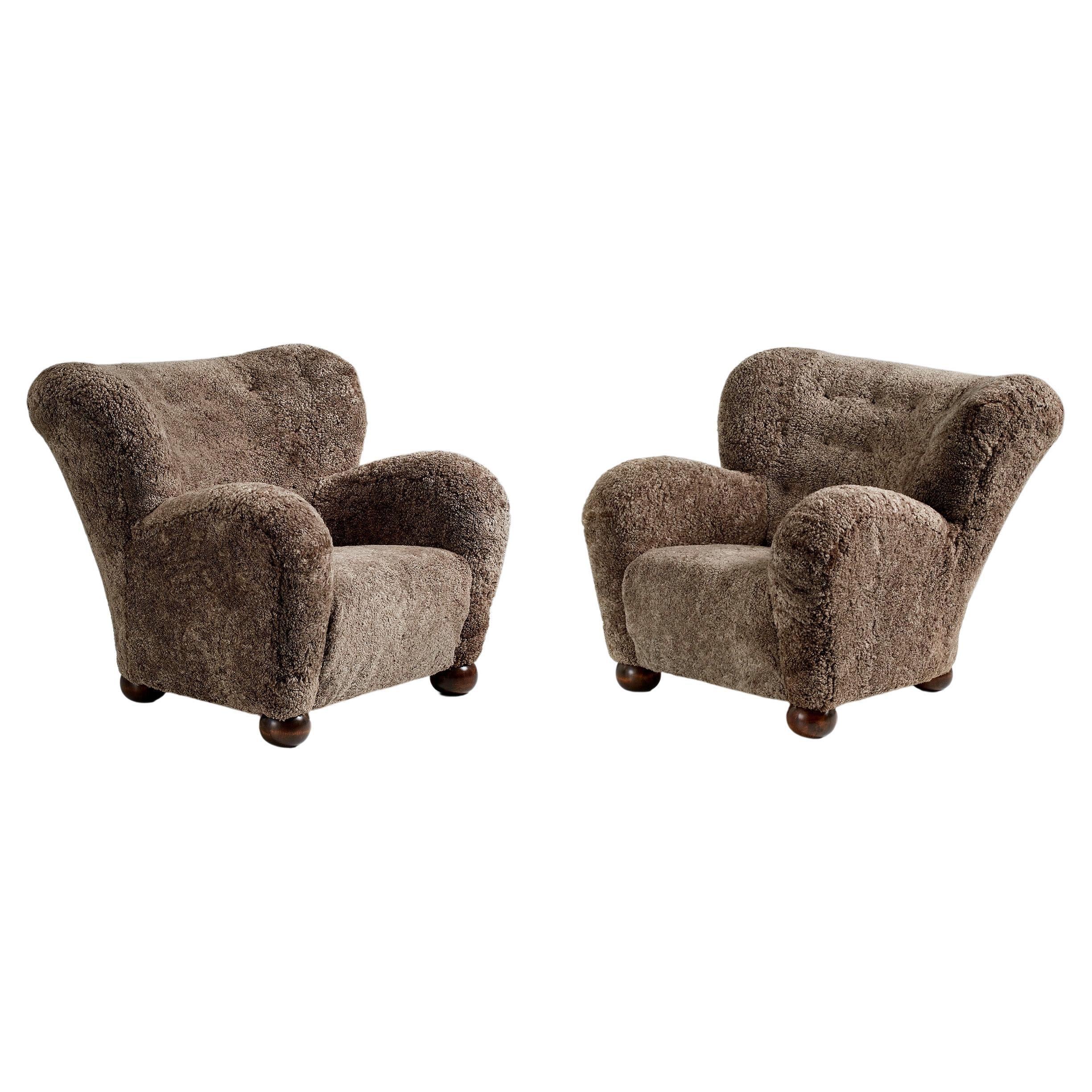 Paire de chaises à oreilles en peau de mouton des années 1930 pour l'hôtel Aulanko en vente