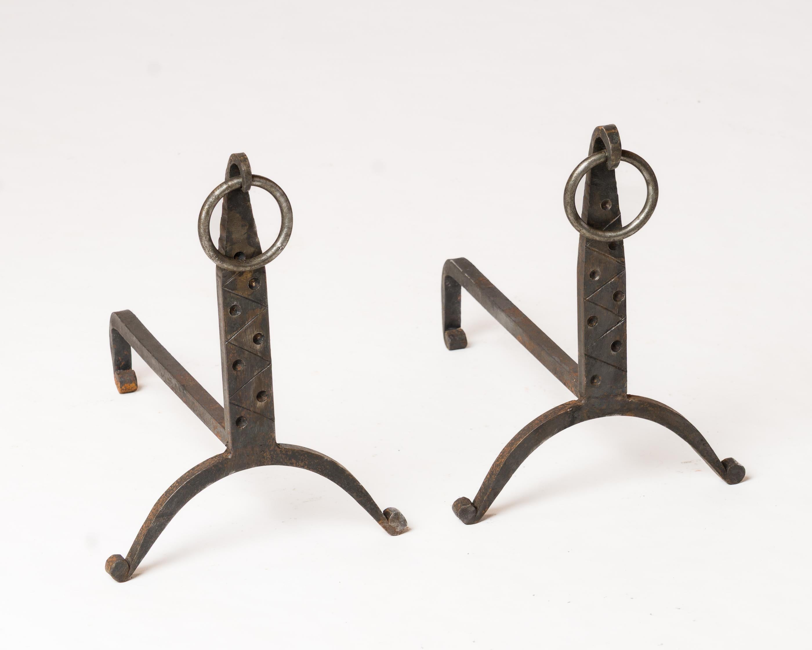 Coppia di candelabri in ferro battuto con aste terminali rivettate e maniglie a cerchio.
Motivo stampato nel metallo sui montanti verticali.
In discrete condizioni vintage. 
Questi tiri vengono spediti dalla Francia e possono essere rispediti in