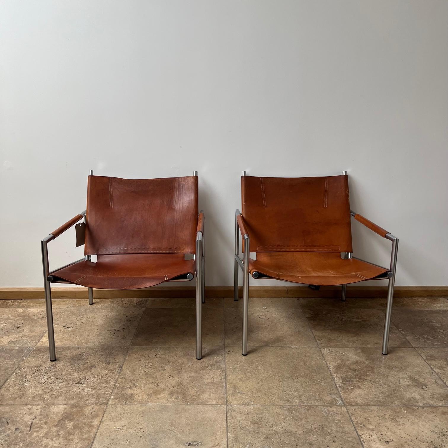 A pair of mid-20th leather and metal armchairs by Martin Visser. 

Holland, c1960s. 

Early model, with lower deeper stance. 

The leather remains in good condition, there is some signs of wear and age commensurate with age. 

PRICE IS FOR
