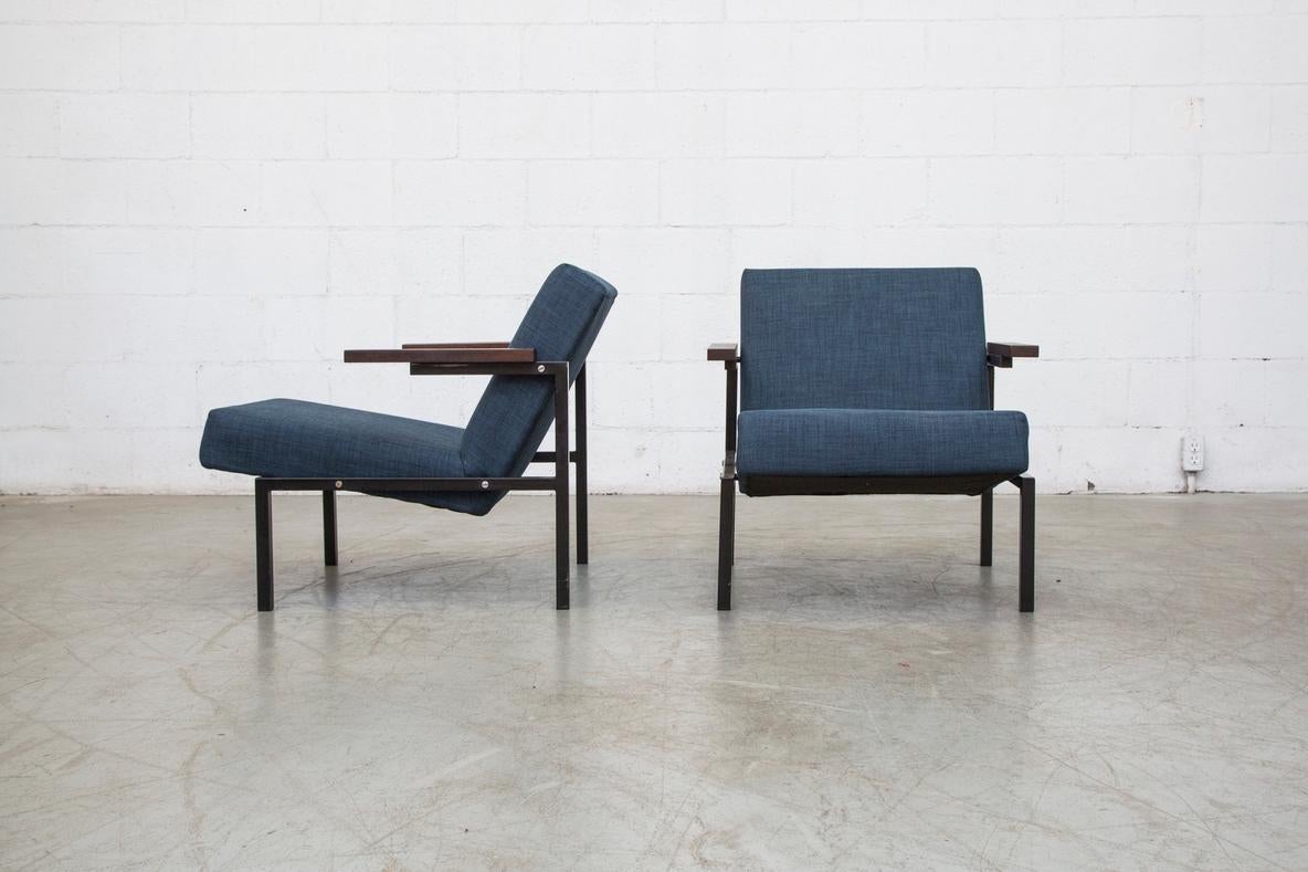 Pair of azure blue newly upholstered Martin Visser SZ 64 lounge chairs for 't Spectrum. Original black enameled metal frame with outreaching Wenge arm rests. Martin Visser began working for Spectrum in 1954 as designer. He had an architectural and
