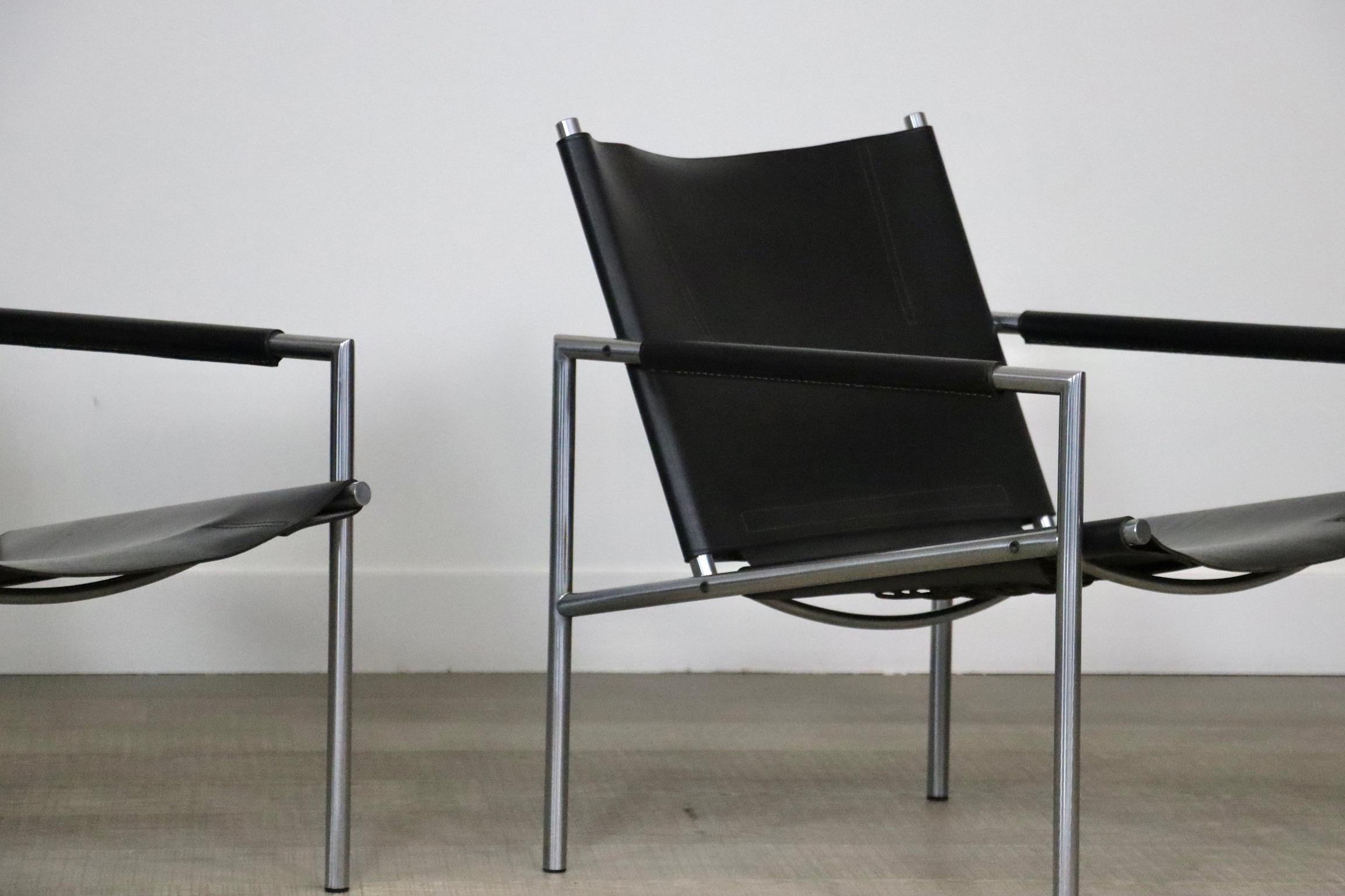 Belle paire de fauteuils SZ02 de Martin Visser pour 'T Spectrum, Pays-Bas, 1965. Ces chaises ont une structure tubulaire en acier brossé et des sièges et accoudoirs en cuir noir de selle très épais. Ce design minimaliste rehaussera n'importe quel