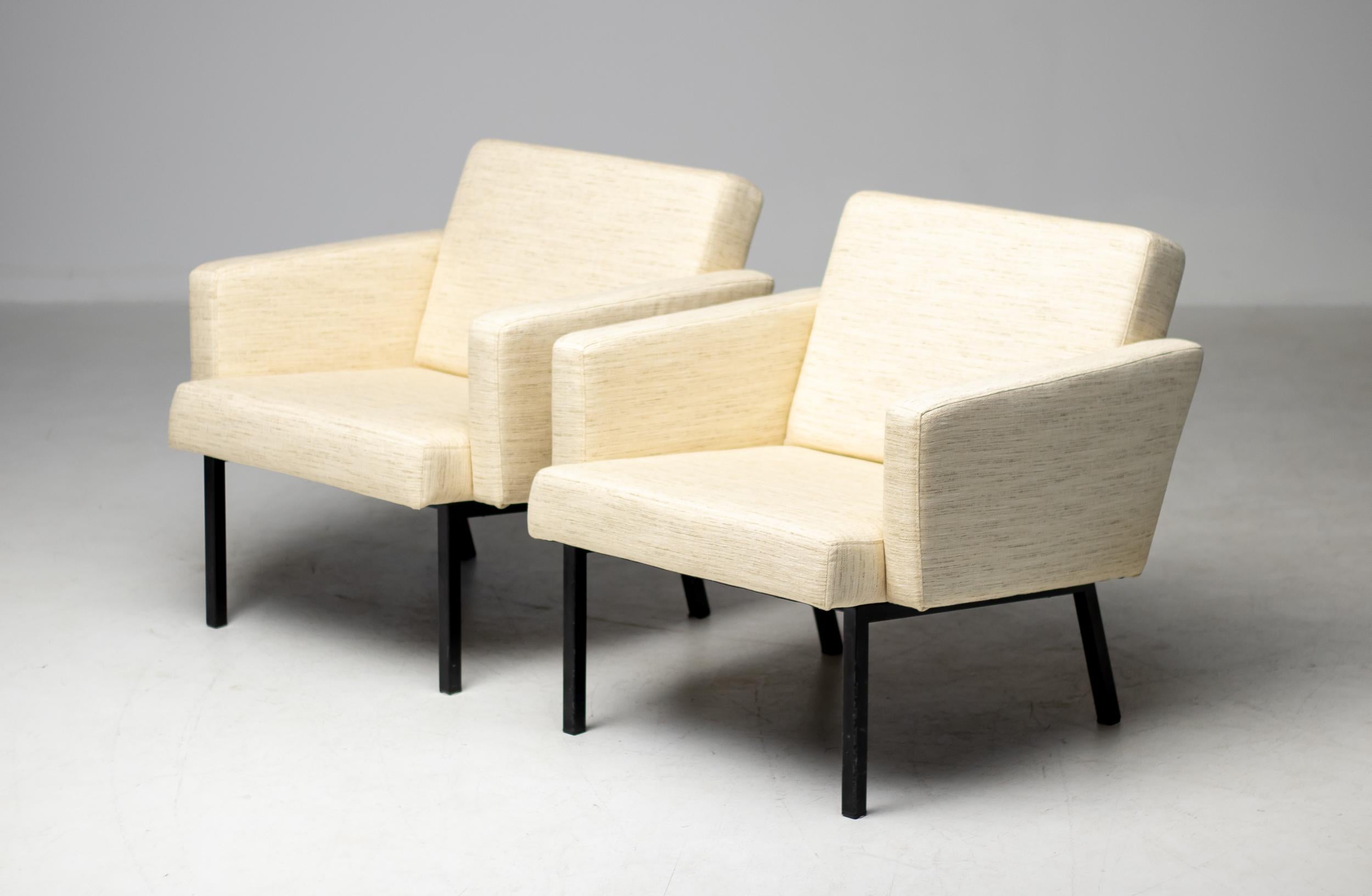 Seltene modernistische Sessel, 1964 von dem niederländischen Designer Martin Visser für 't Spectrum entworfen. 
Bei den Stühlen handelt es sich um das Modell SZ48, das in mehreren Broschüren und dem Buch 't Spectrum dokumentiert ist. 
Sie wurden nur