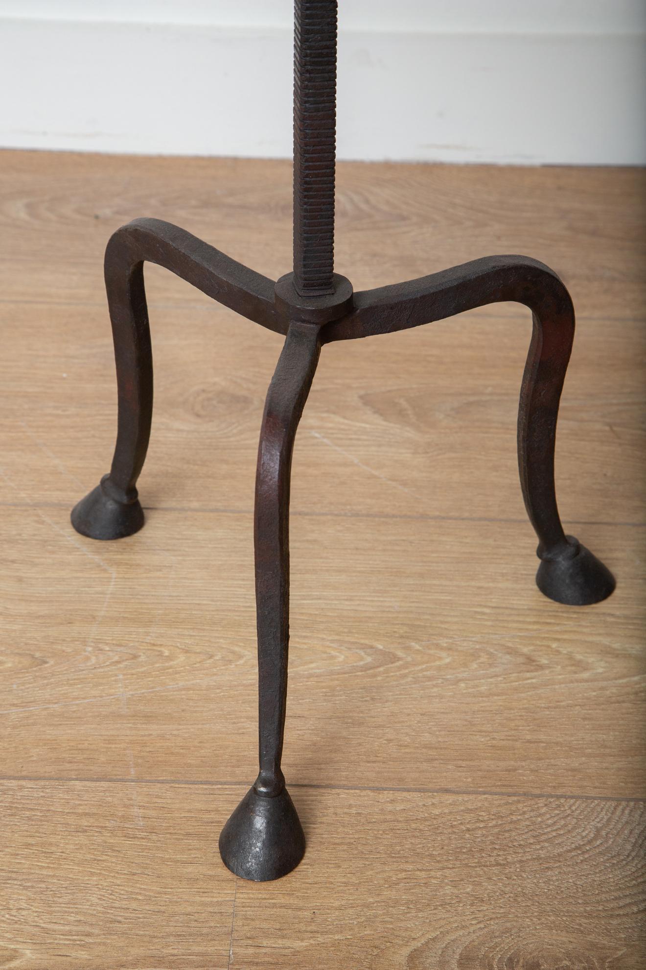 Français Paire de tables d'appoint Martini Tripod forgées à la main, en stock en vente