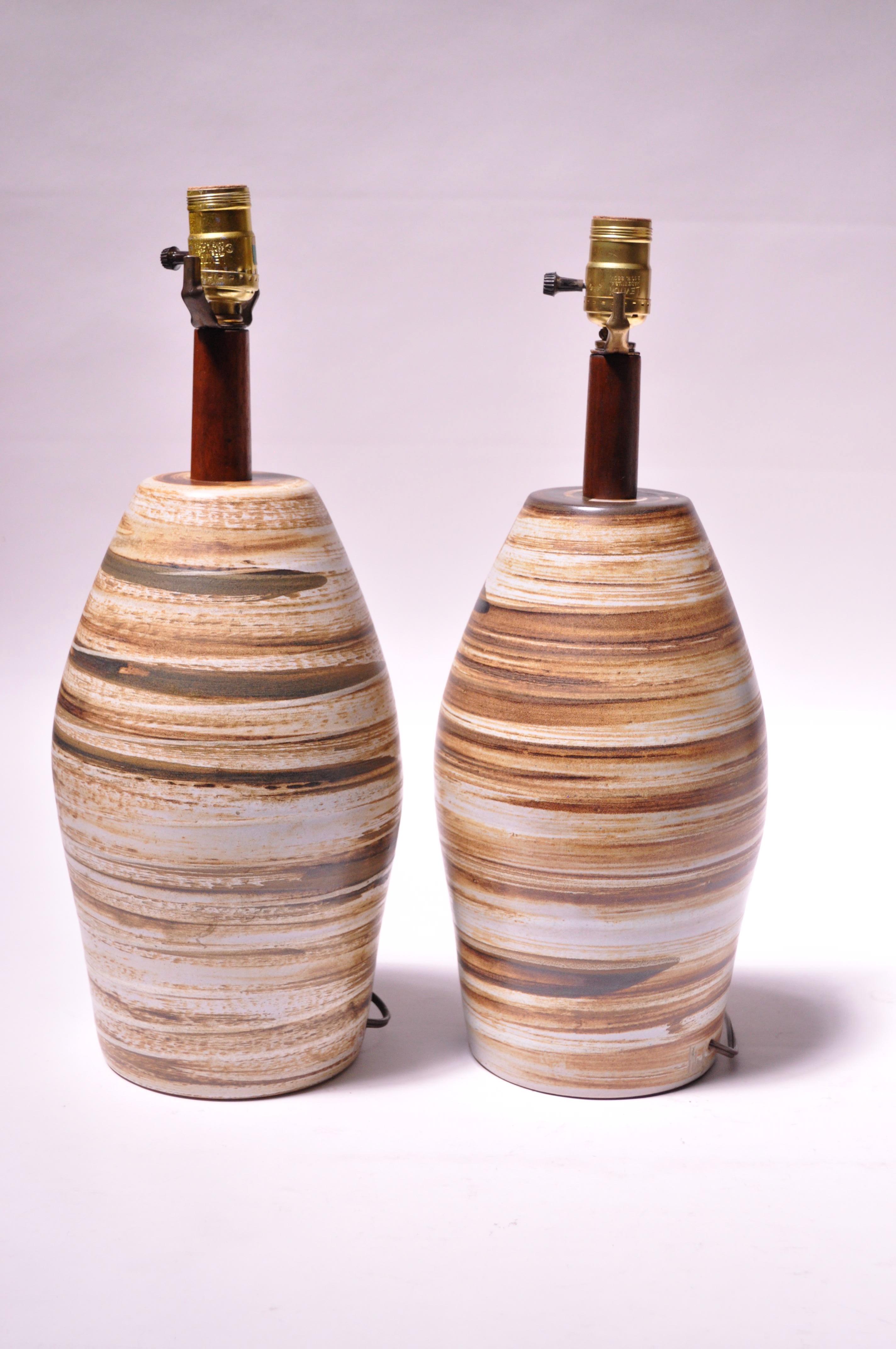 Paar erdfarbene Keramiklampen von Martz für Marshall Studios mit Wirbel (Moderne der Mitte des Jahrhunderts) im Angebot