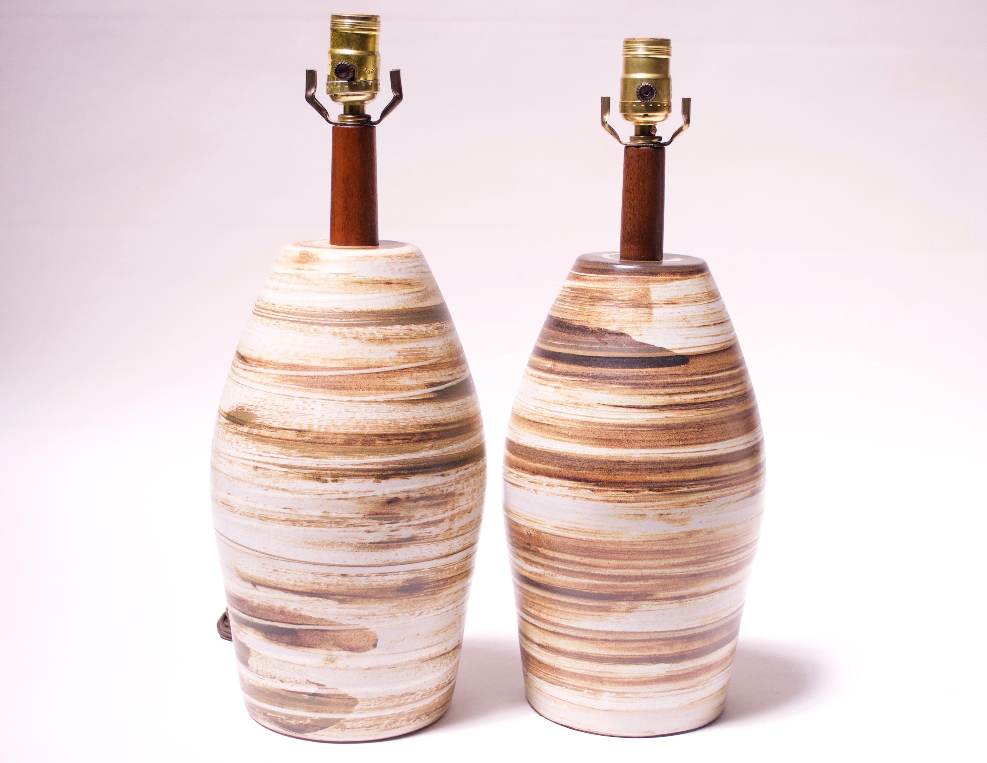 Paar erdfarbene Keramiklampen von Martz für Marshall Studios mit Wirbel (amerikanisch) im Angebot