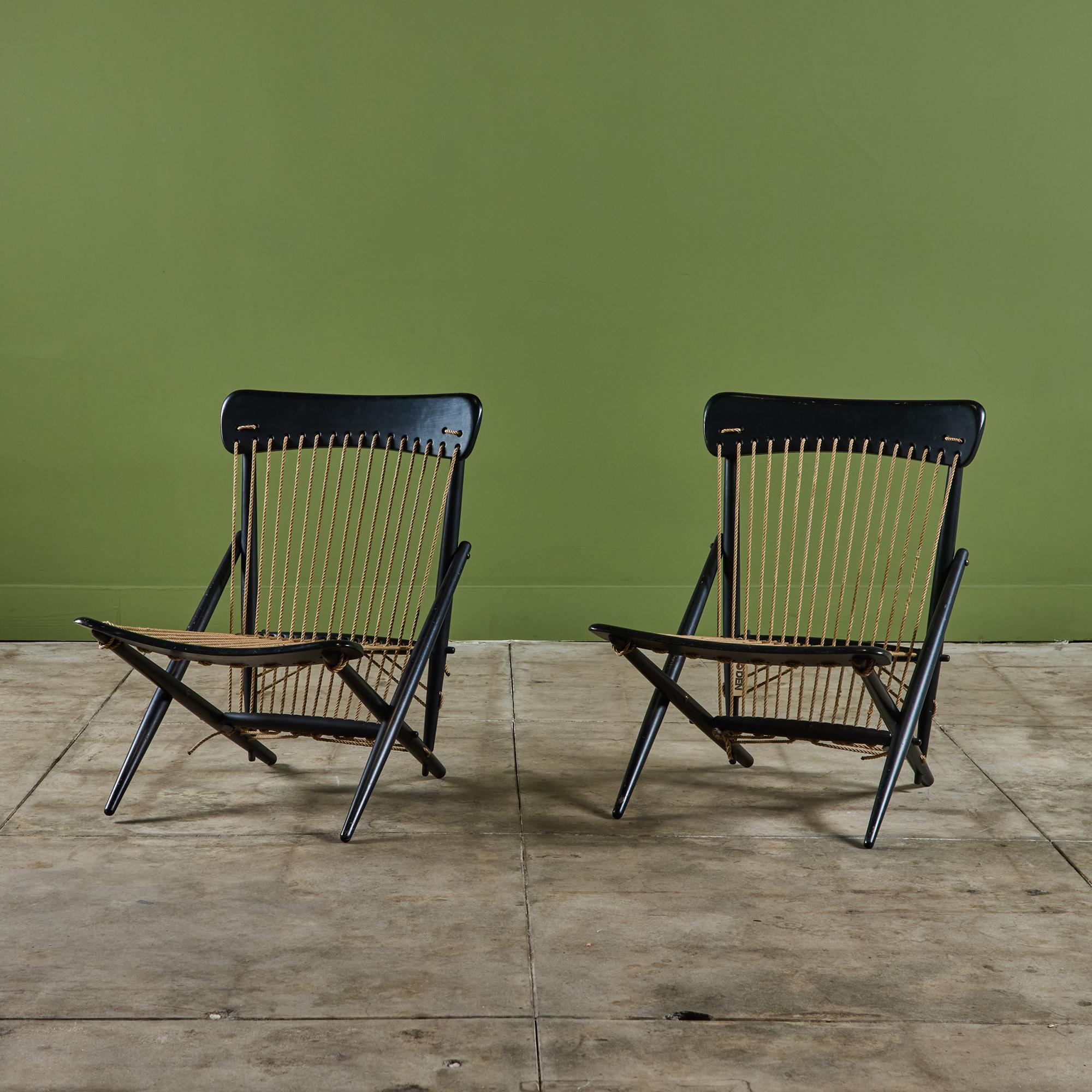 Paire de chaises longues en corde Maruni, circa 1950, Japon. Les chaises présentent une structure en bois de hêtre ébonisé et sont contrastées par leur assise et leur dossier en cordes tendues de couleur camel. Ces chaises minimalistes ont