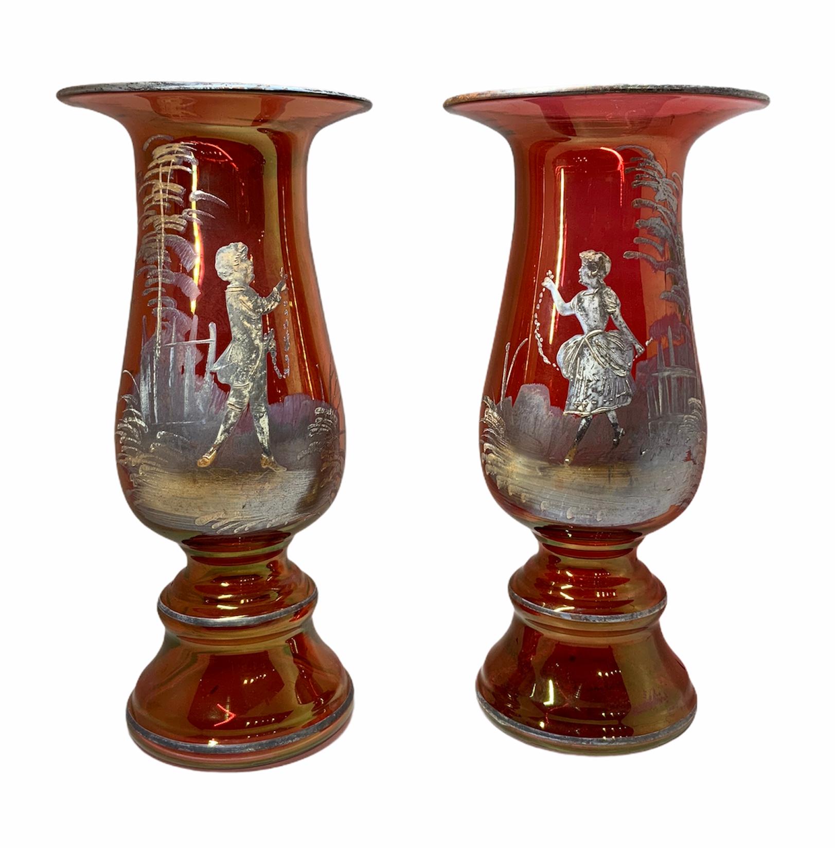 Paar Mary Gregory Vasen aus bernsteinfarbenem/rotem Glas, handbemalt und emailliert
