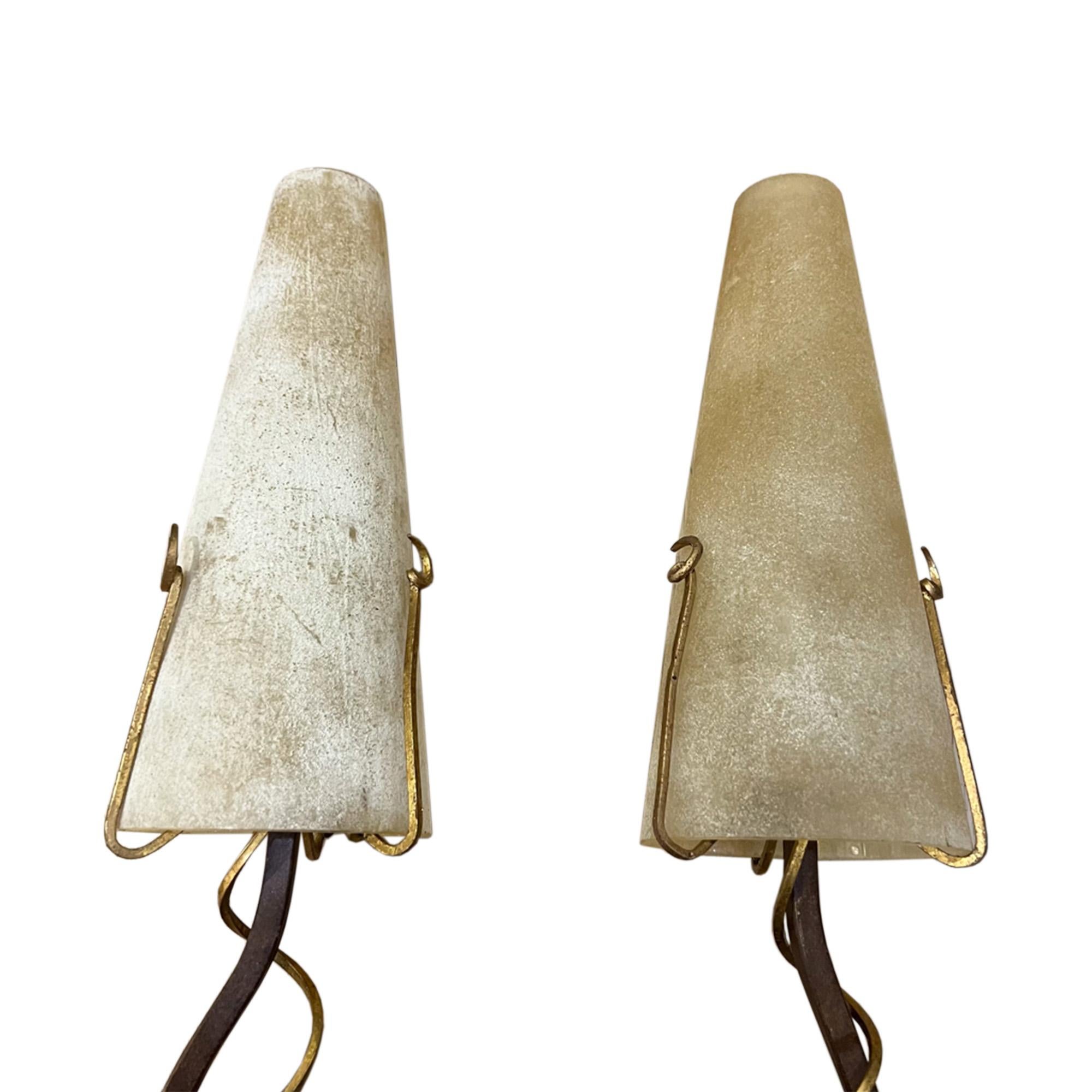 Il s'agit d'une paire d'appliques fantastiques, fabriquées dans les années 1980 par Masca en Italie. Les deux lampes portent le nom du fabricant en écriture dorée. 

Making Works en fer forgé et métal doré, avec les abat-jours coniques en verre