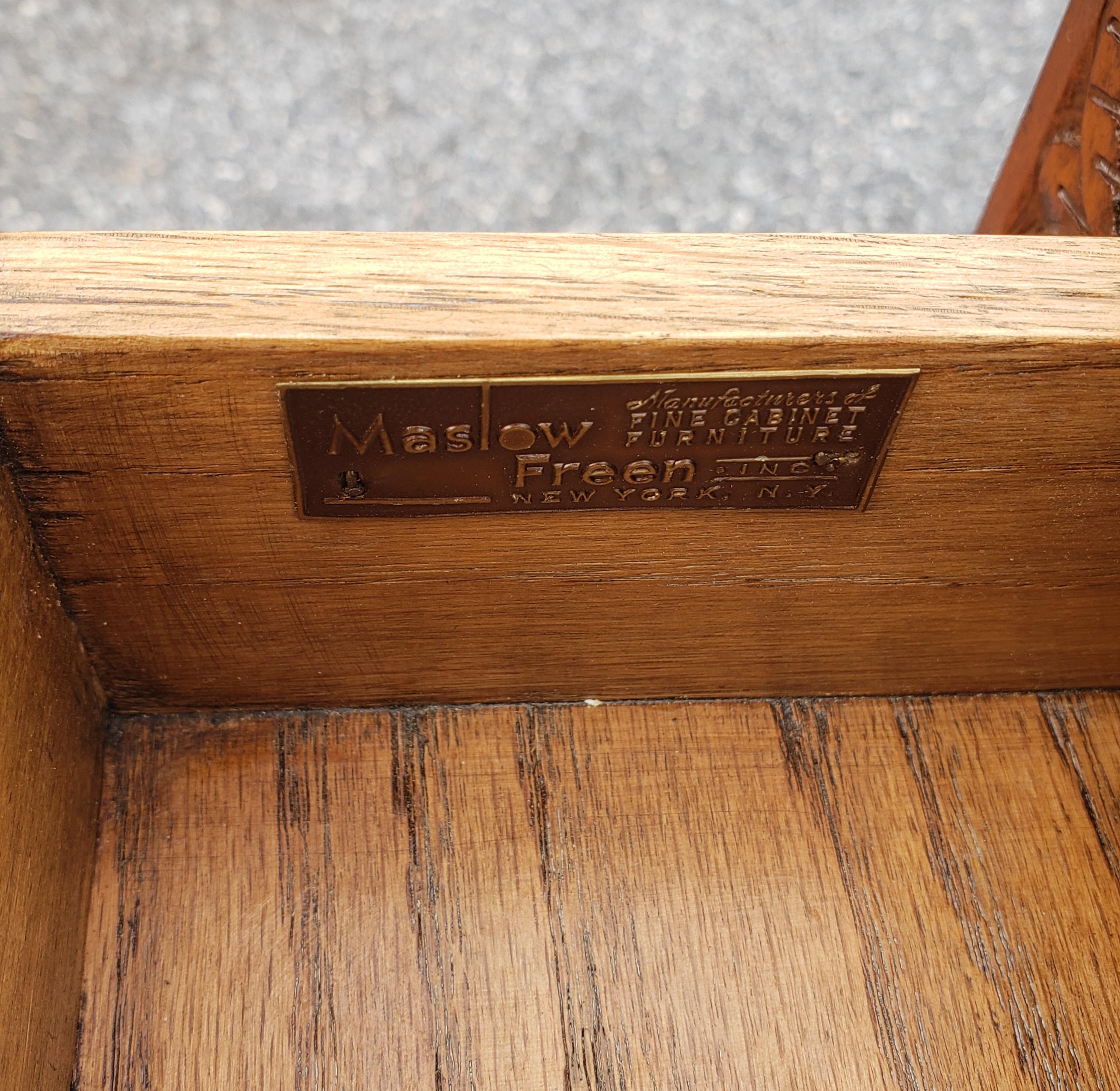 Paar Maslow Freen Beistelltische im Louis-XVI.-Stil, handgeschnitzt mit einer Schublade und einer Schublade im Angebot 6