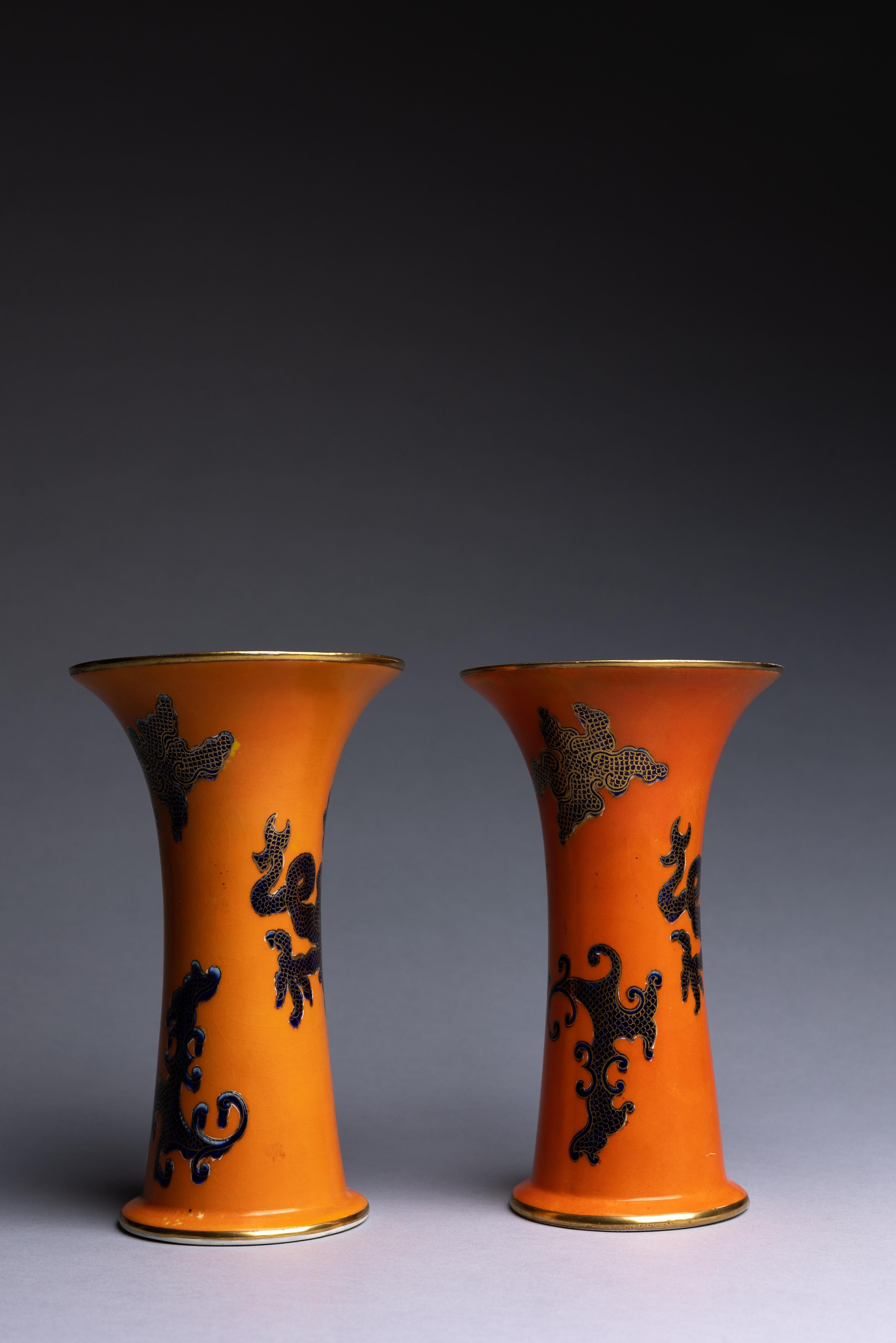 Anglais Mason's Ashworth paire de vases trompettes Dragon en pierre de fer orange avec dragon en vente