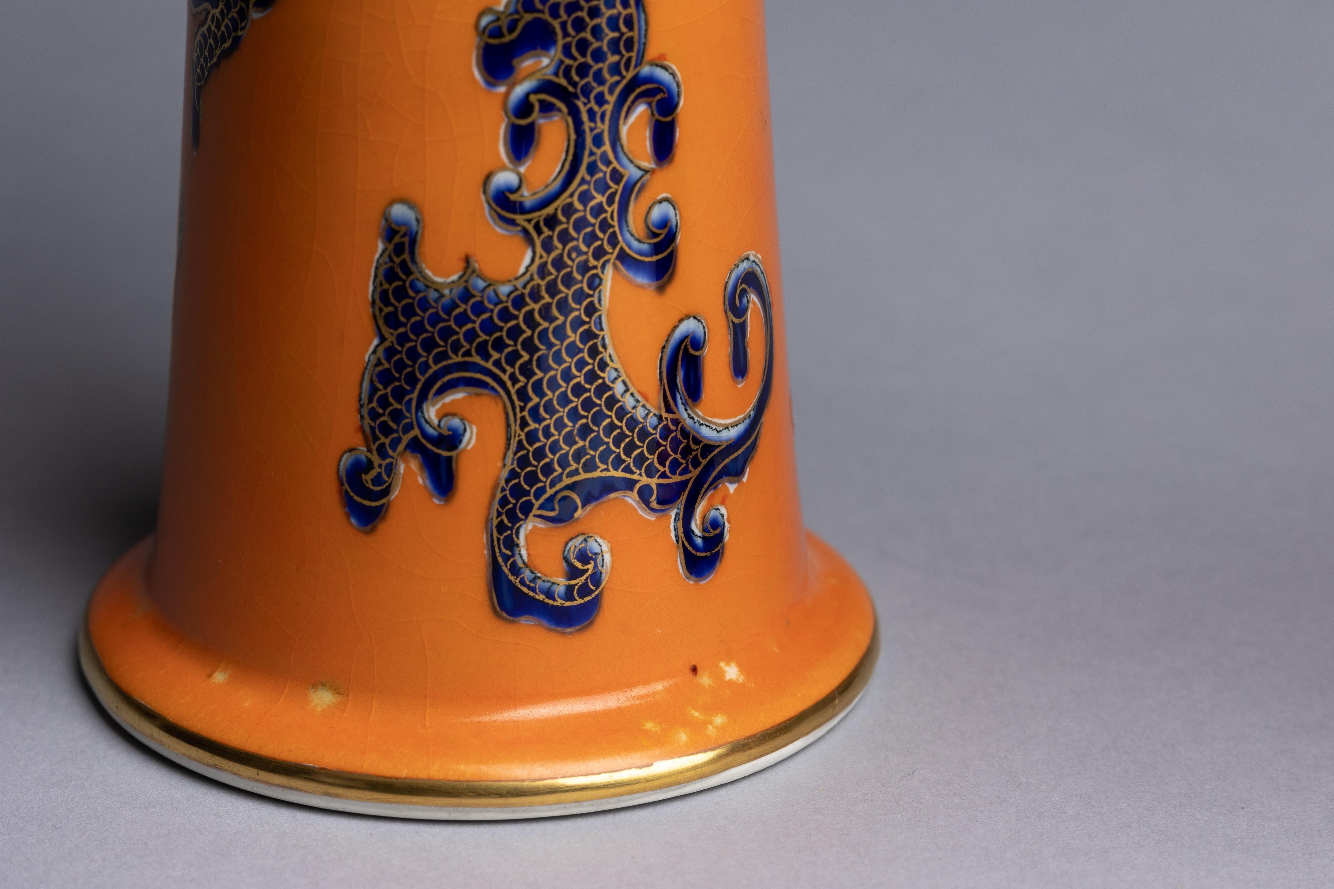 Mason's Ashworth paire de vases trompettes Dragon en pierre de fer orange avec dragon Bon état - En vente à Fort Lauderdale, FL