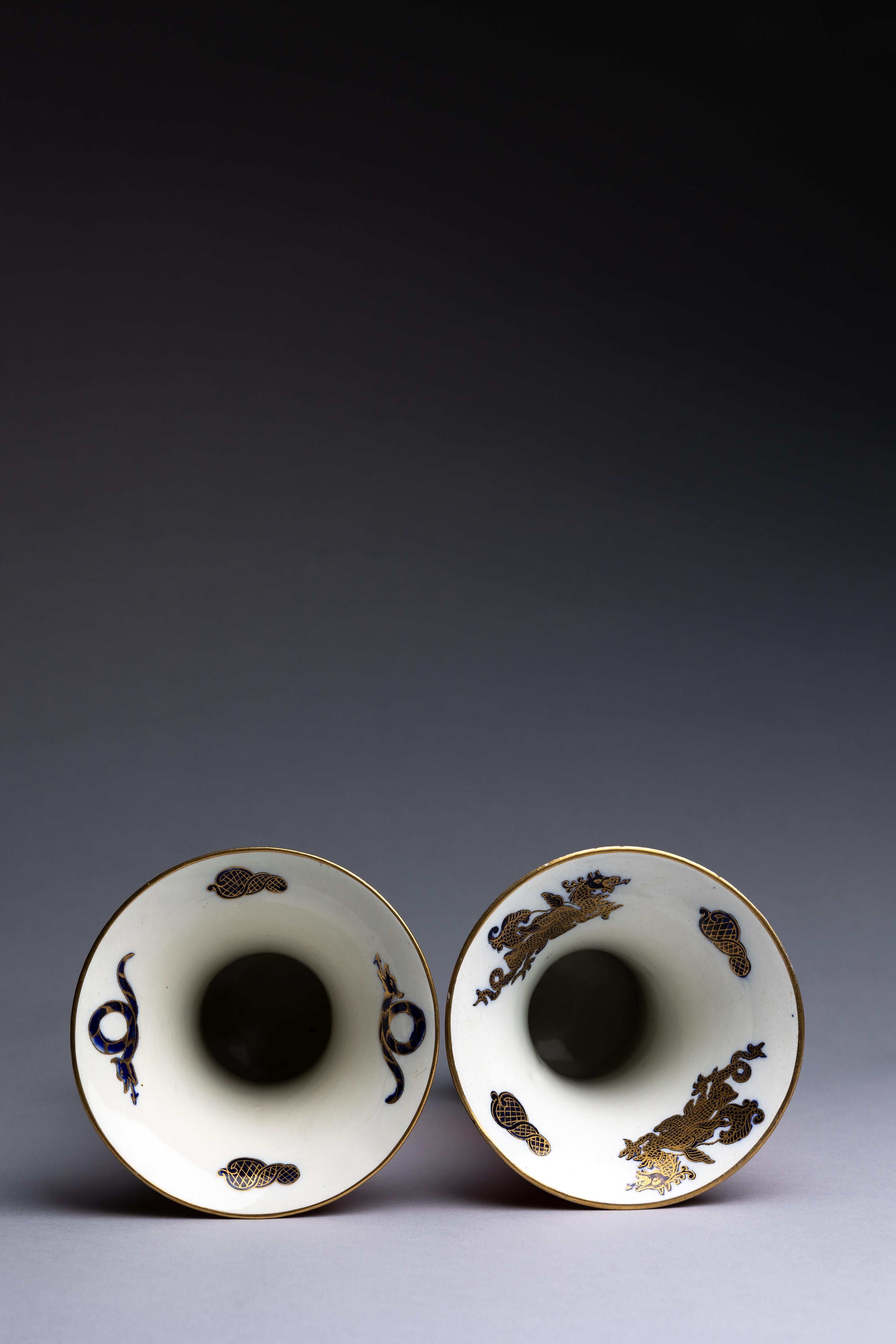 20ième siècle Mason's Ashworth paire de vases trompettes Dragon en pierre de fer orange avec dragon en vente