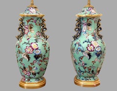 Pareja de jarrones cubiertos de Mason's Ironstone ahora como lámparas con pantallas personalizadas