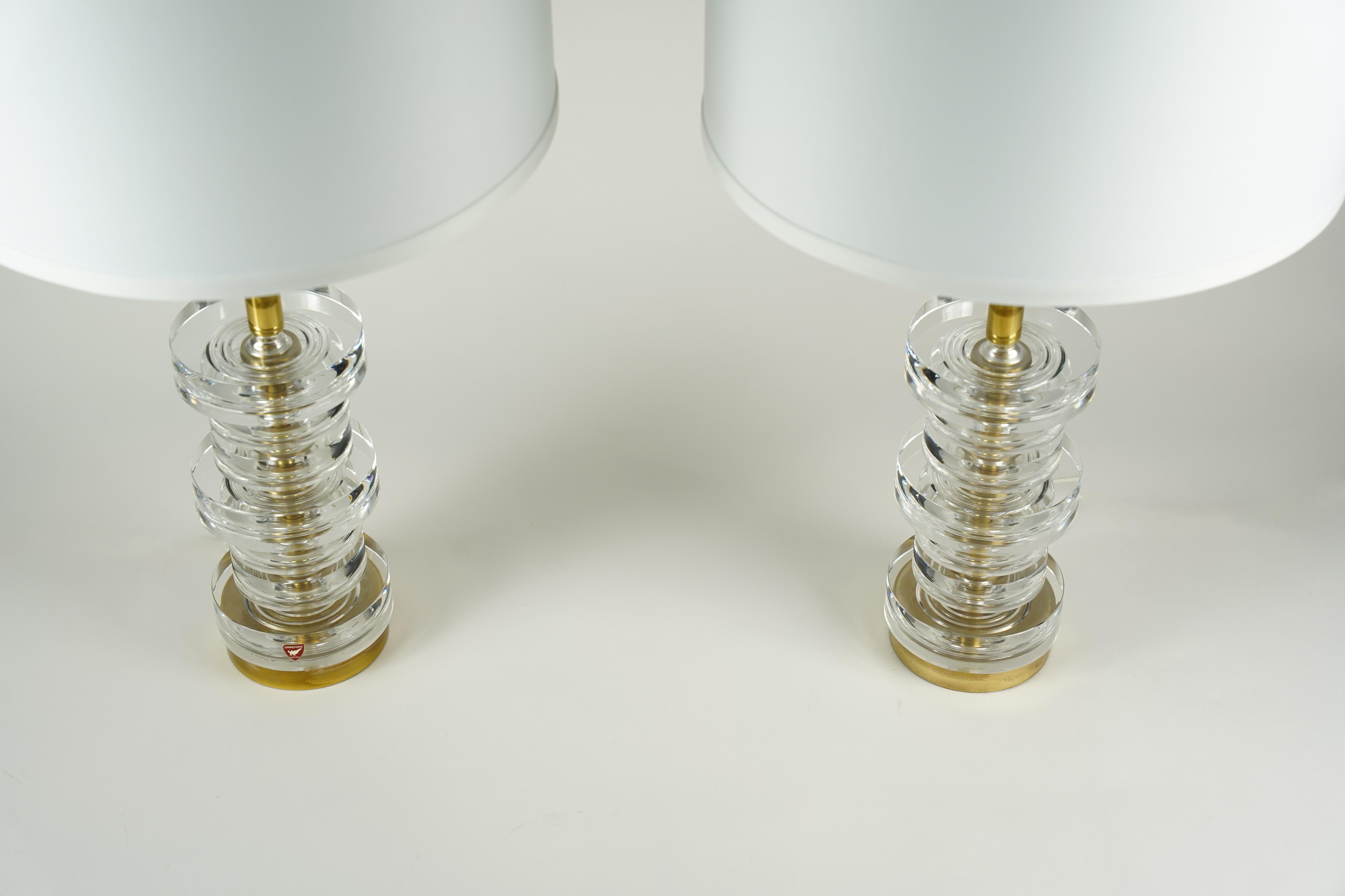 Paire de lampes Orrefors en cristal clair empilé verre Carl Fagerlund, Suède, 1970
Sept disques de cristal individuels empilés sur une base en laiton avec l'autocollant original d'Orrefors, contenant chacun une ampoule Edison, en excellent