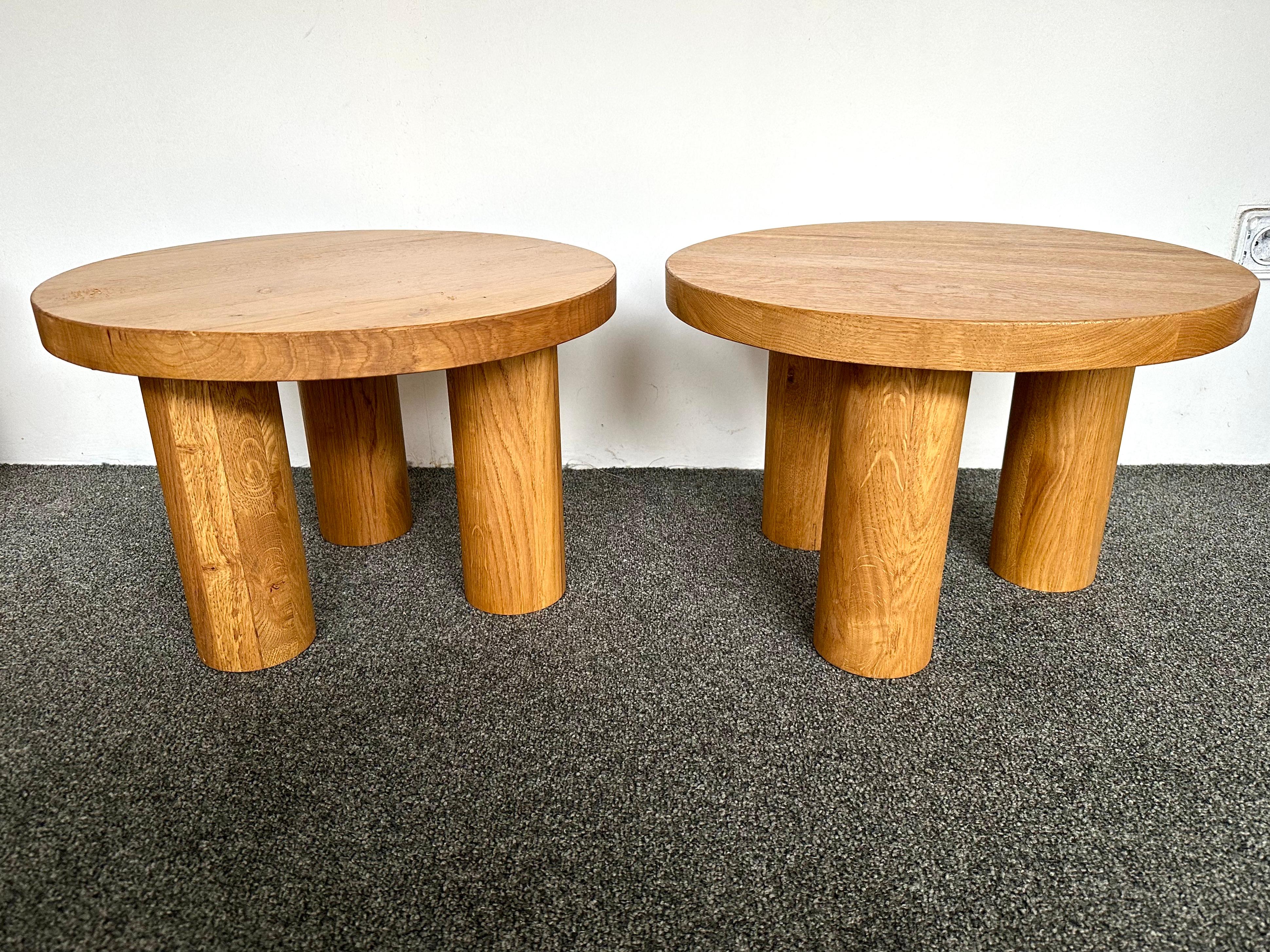 Brutalisme Paire de grandes tables d'appoint en bois d'orme. France, années 1960 en vente
