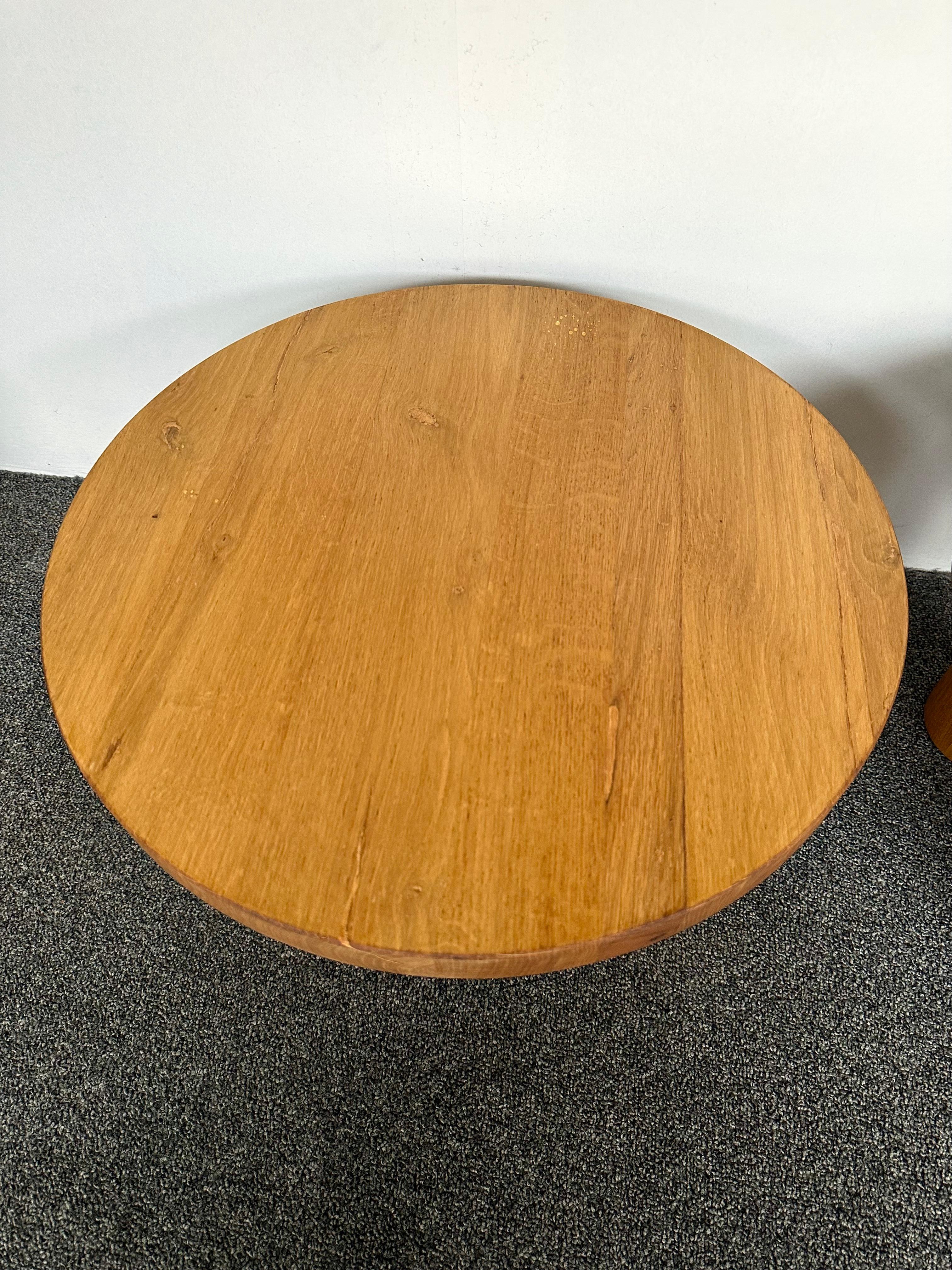 Paire de grandes tables d'appoint en bois d'orme. France, années 1960 en vente 1