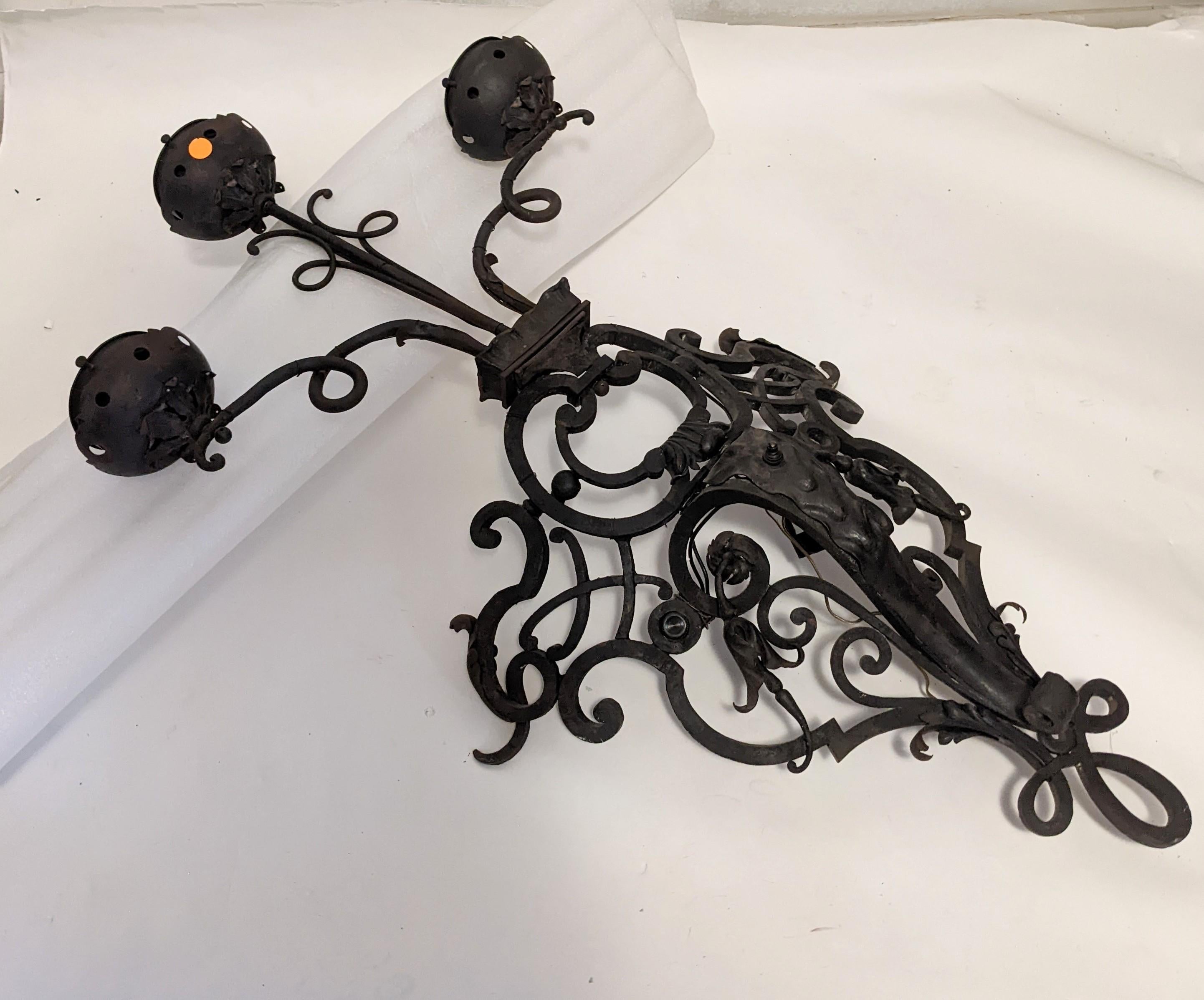 Pareja de enormes candelabros franceses de hierro forjado con globos de llama esmerilada en venta 3