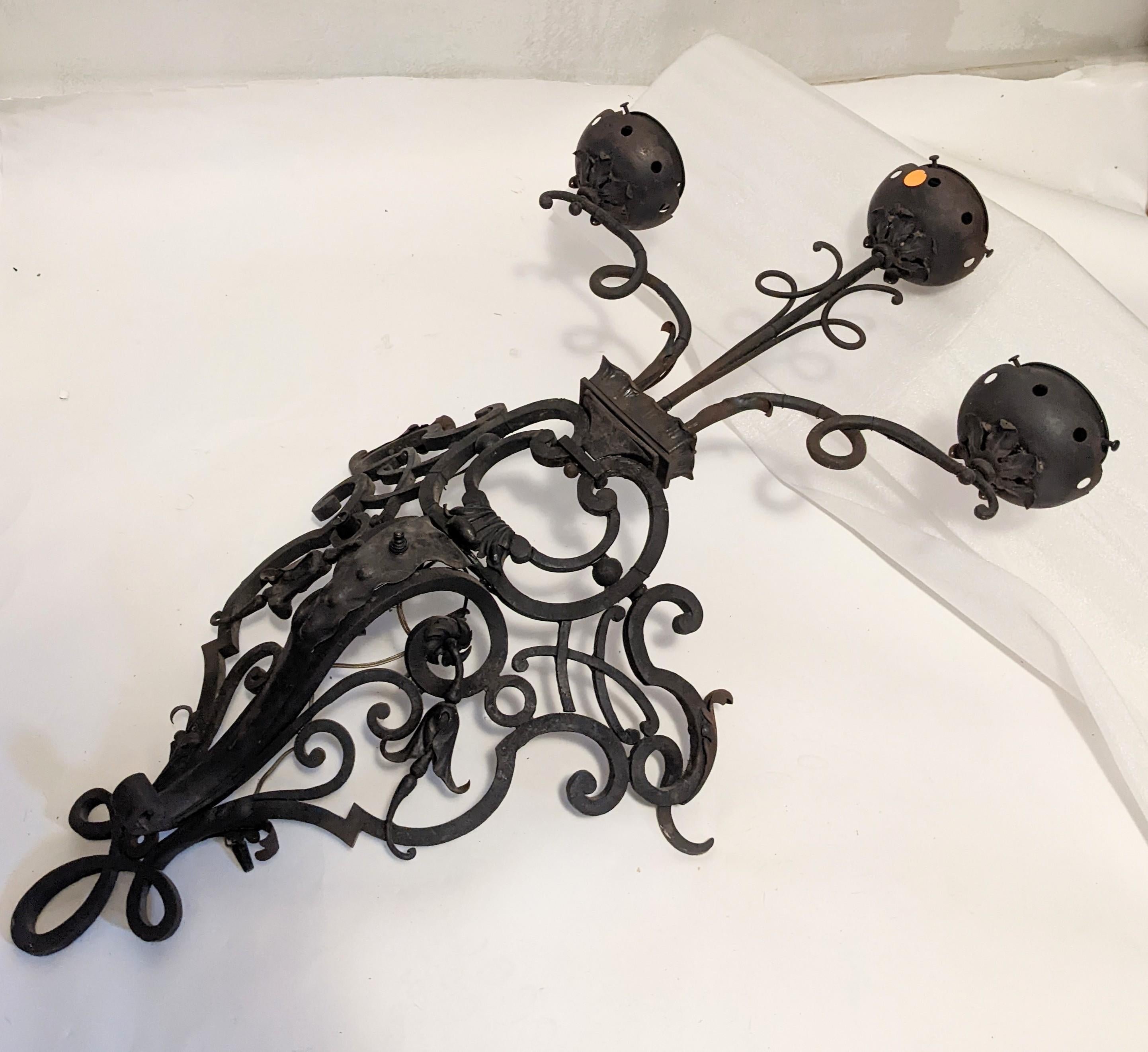 Pareja de enormes candelabros franceses de hierro forjado con globos de llama esmerilada en venta 4