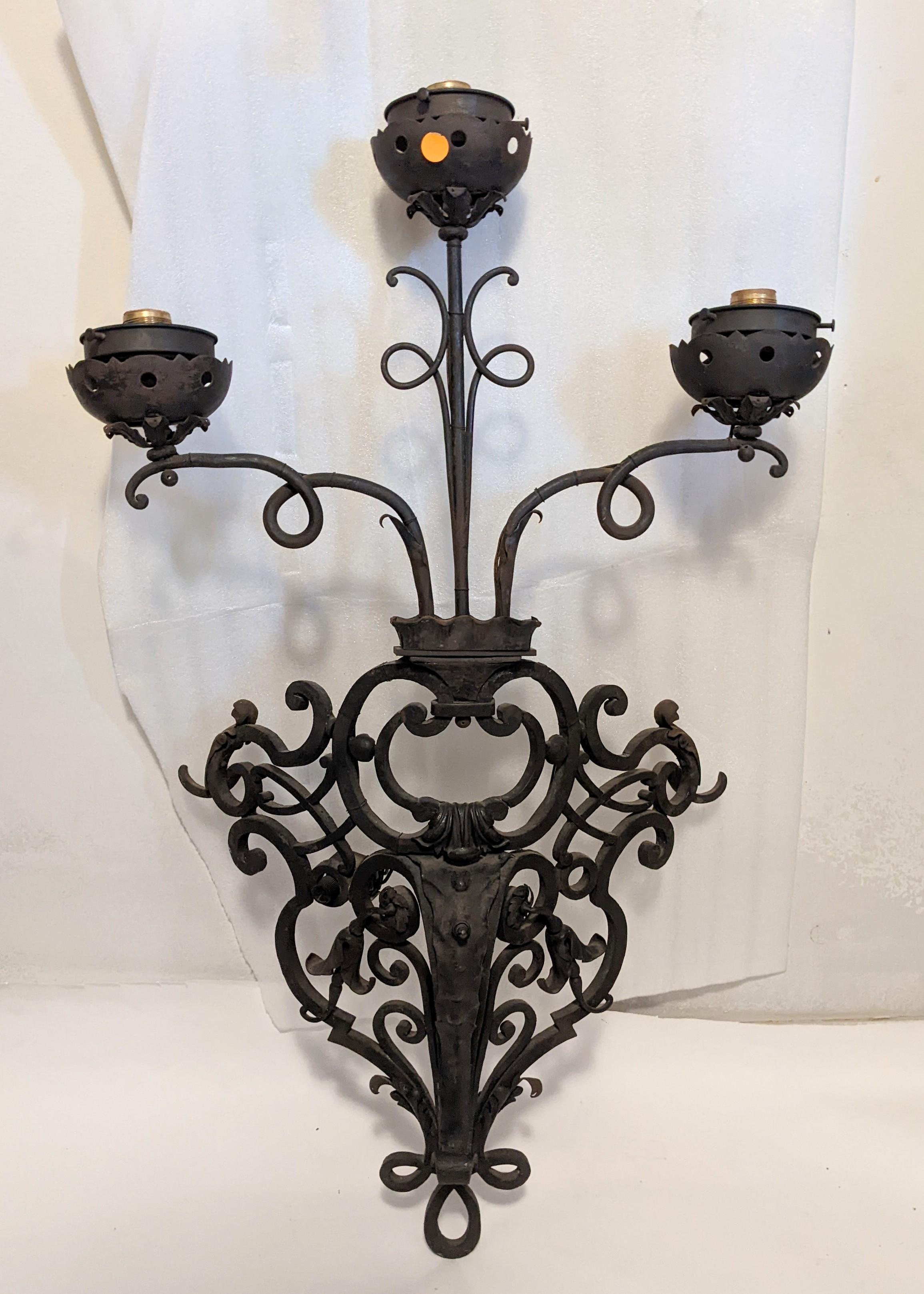 Pareja de enormes candelabros franceses de hierro forjado con globos de llama esmerilada en venta 5