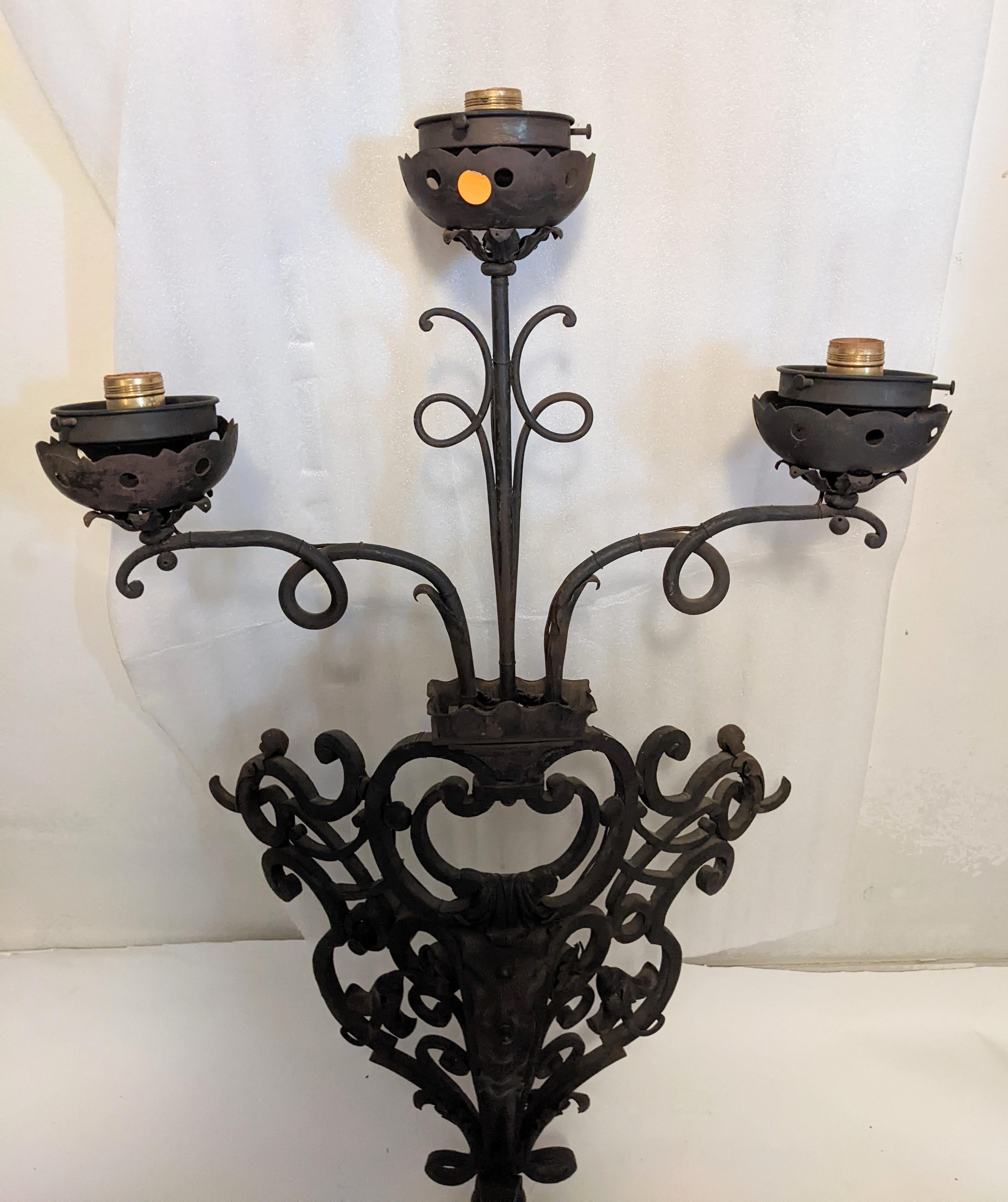 Pareja de enormes candelabros franceses de hierro forjado con globos de llama esmerilada en venta 6