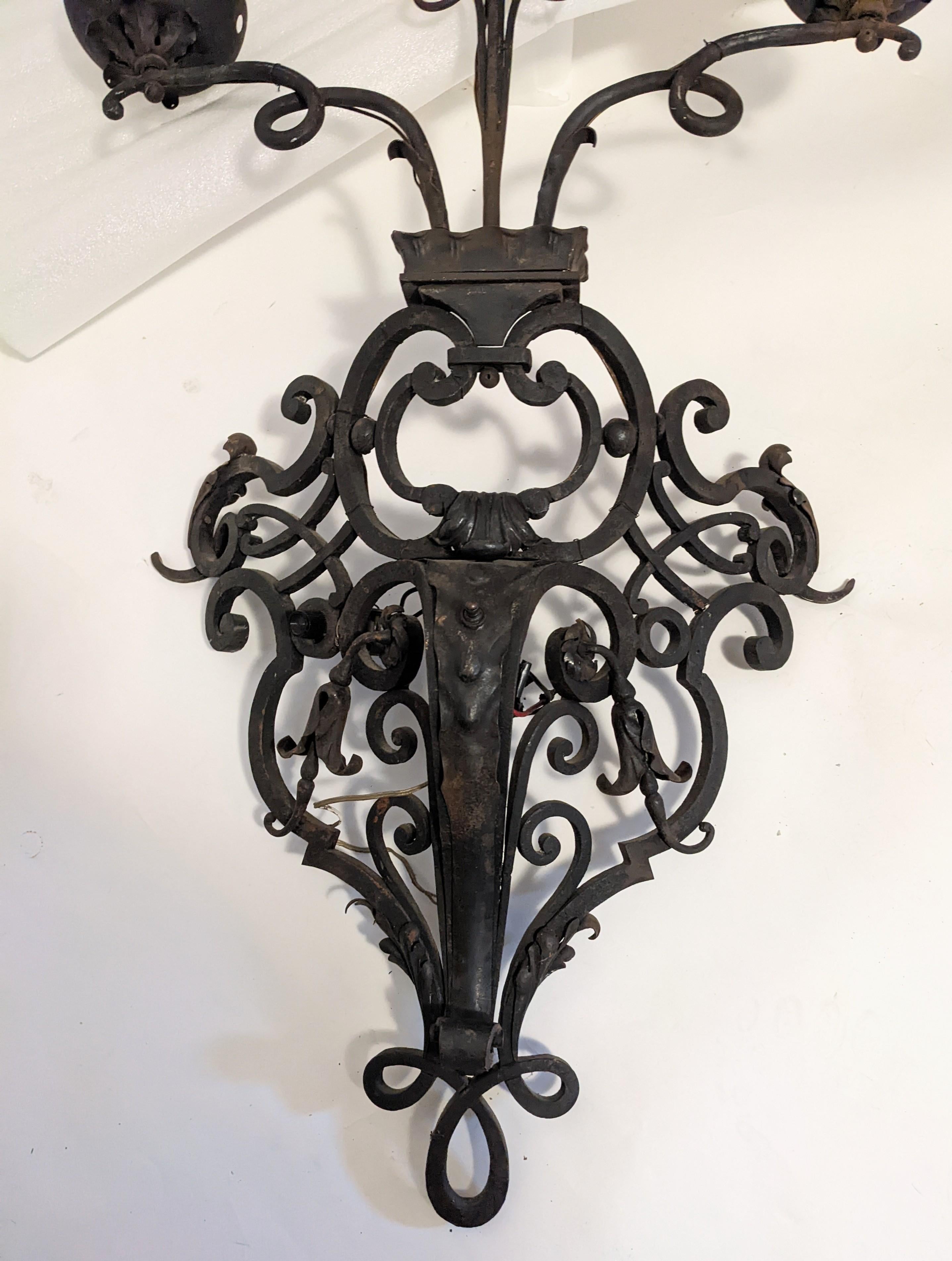 Pareja de enormes candelabros franceses de hierro forjado con globos de llama esmerilada en venta 7