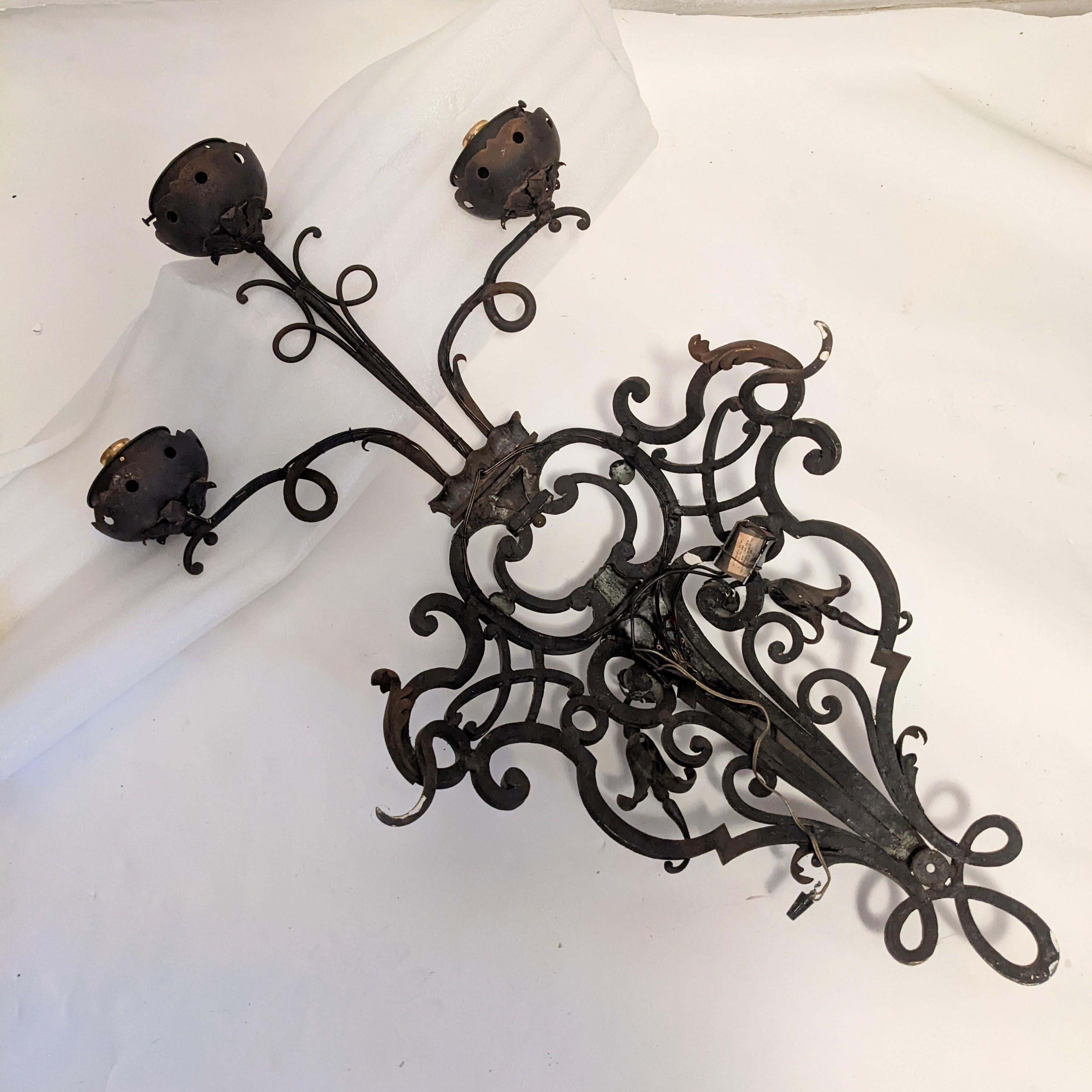 Pareja de enormes candelabros franceses de hierro forjado con globos de llama esmerilada en venta 8