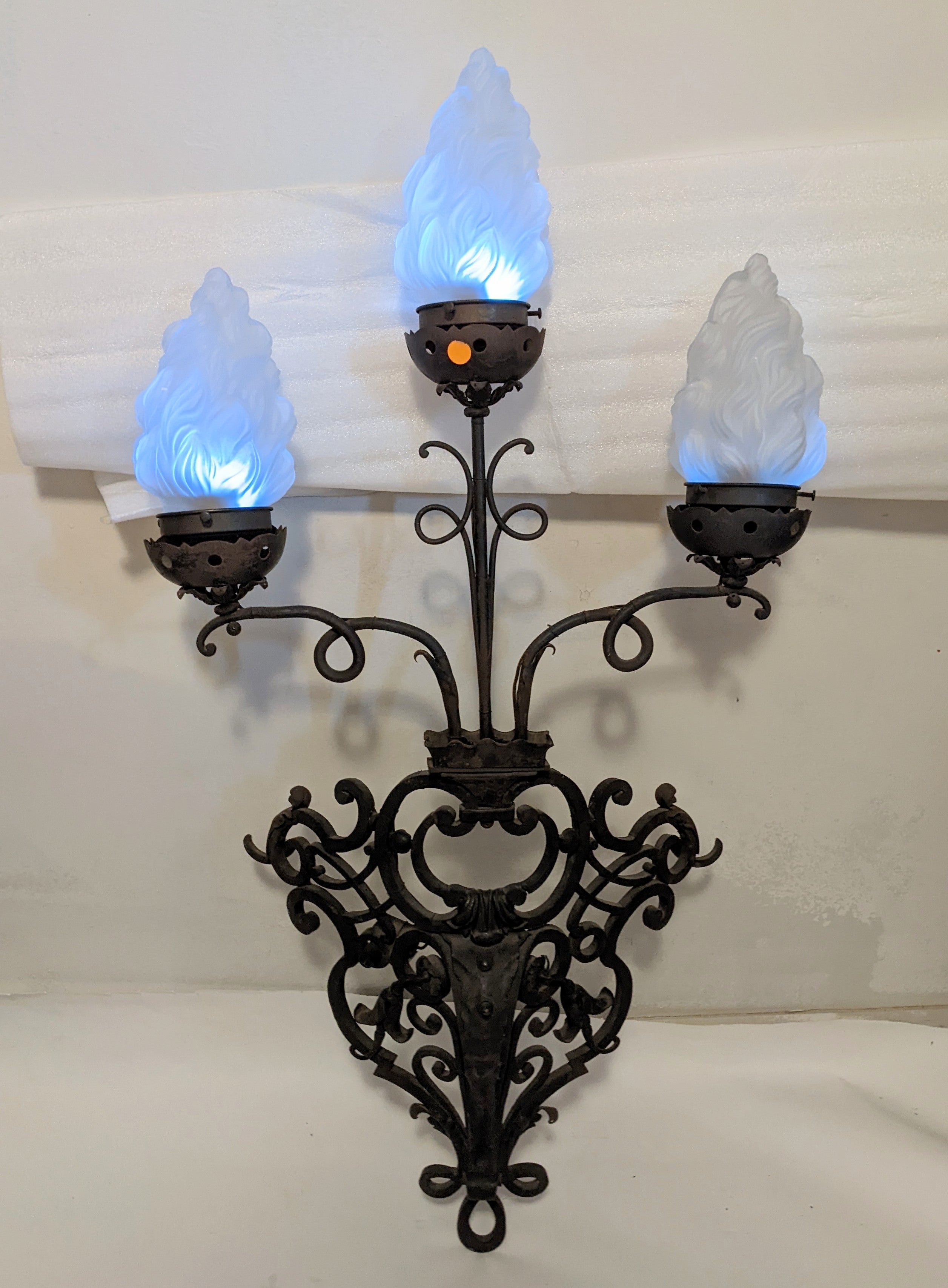 Pareja de enormes candelabros franceses de hierro forjado con globos de llama esmerilada en venta 9